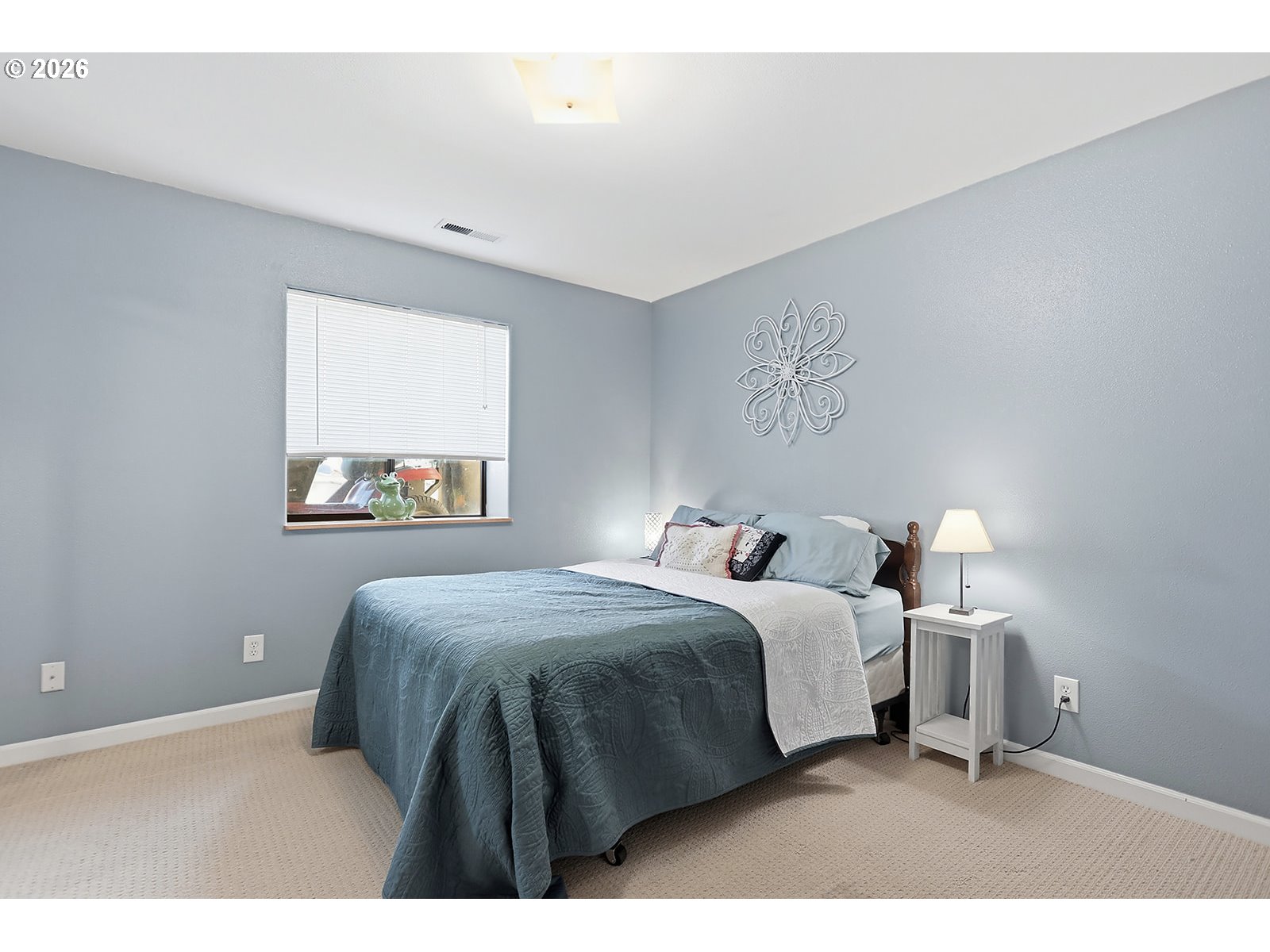 4 S BAILEY LOOP DR