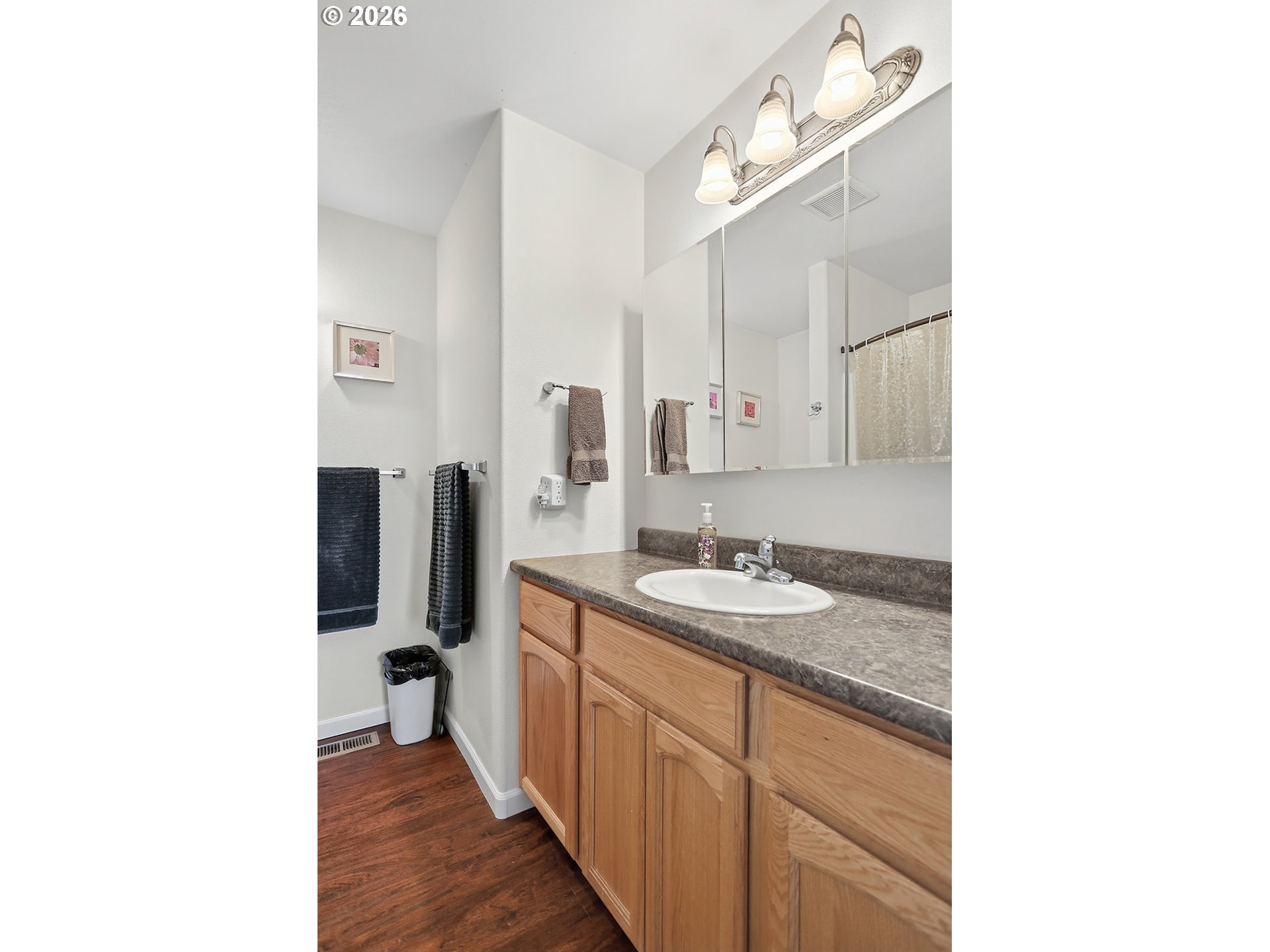 4 S BAILEY LOOP DR