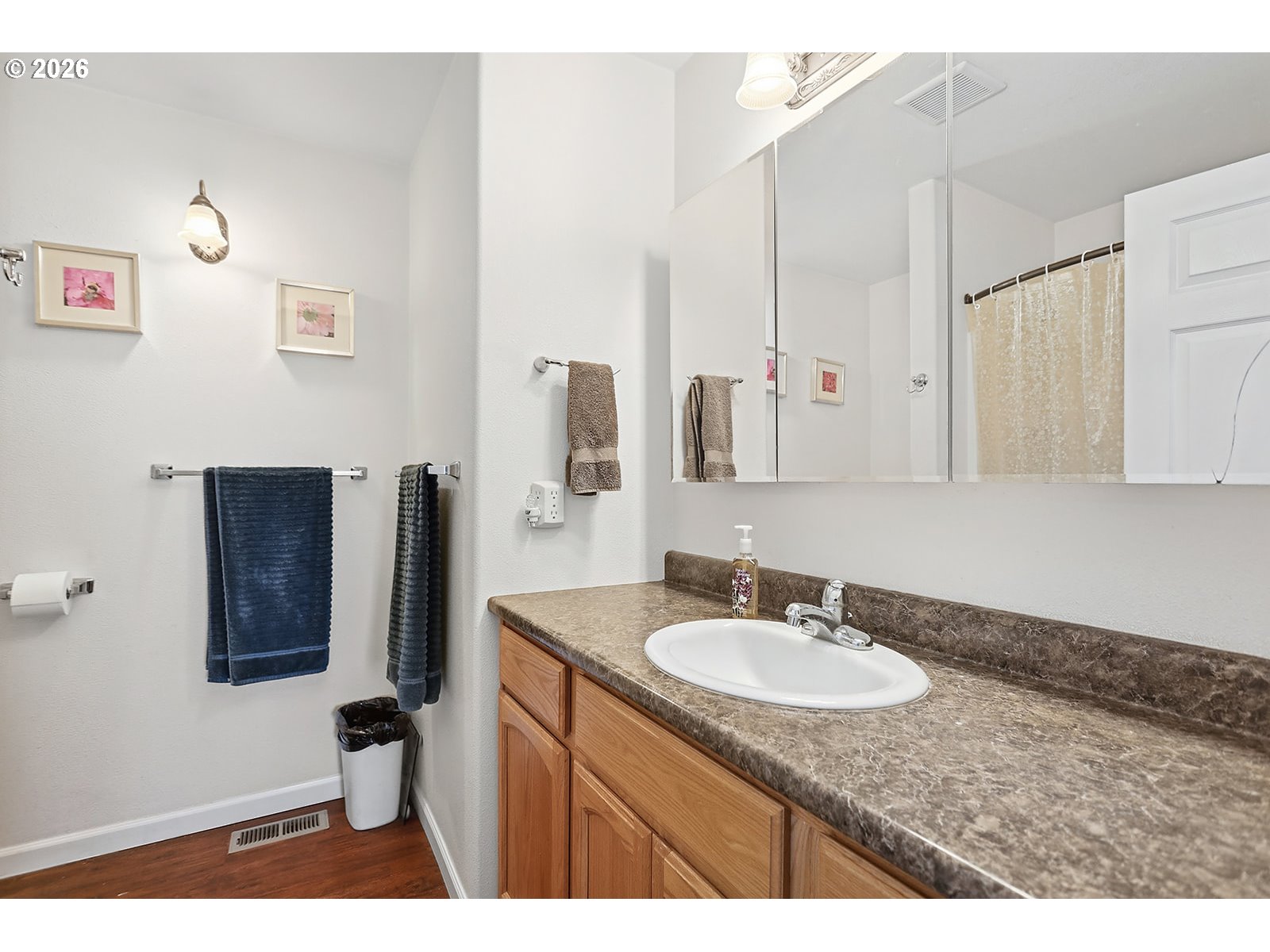 4 S BAILEY LOOP DR