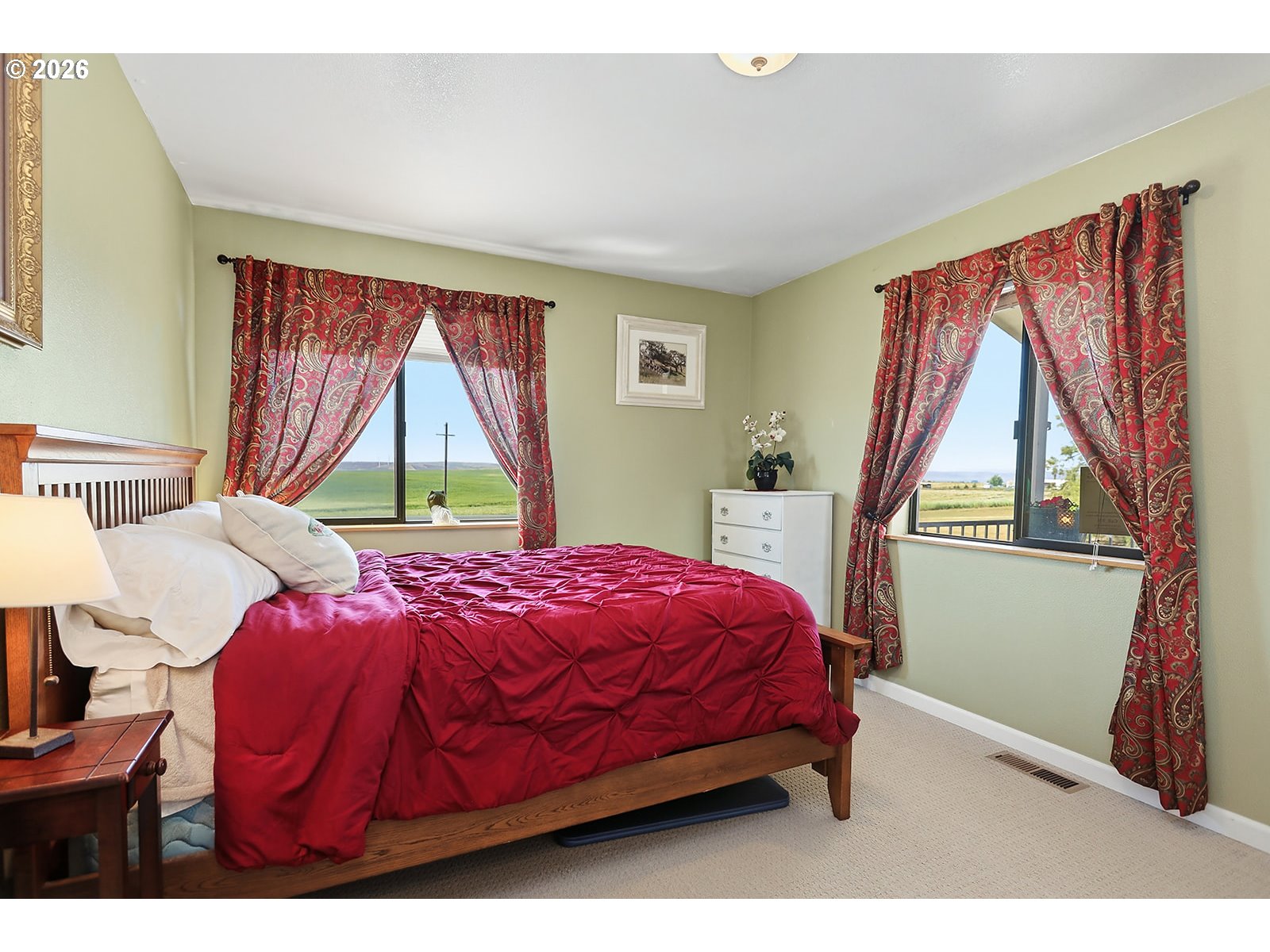 4 S BAILEY LOOP DR