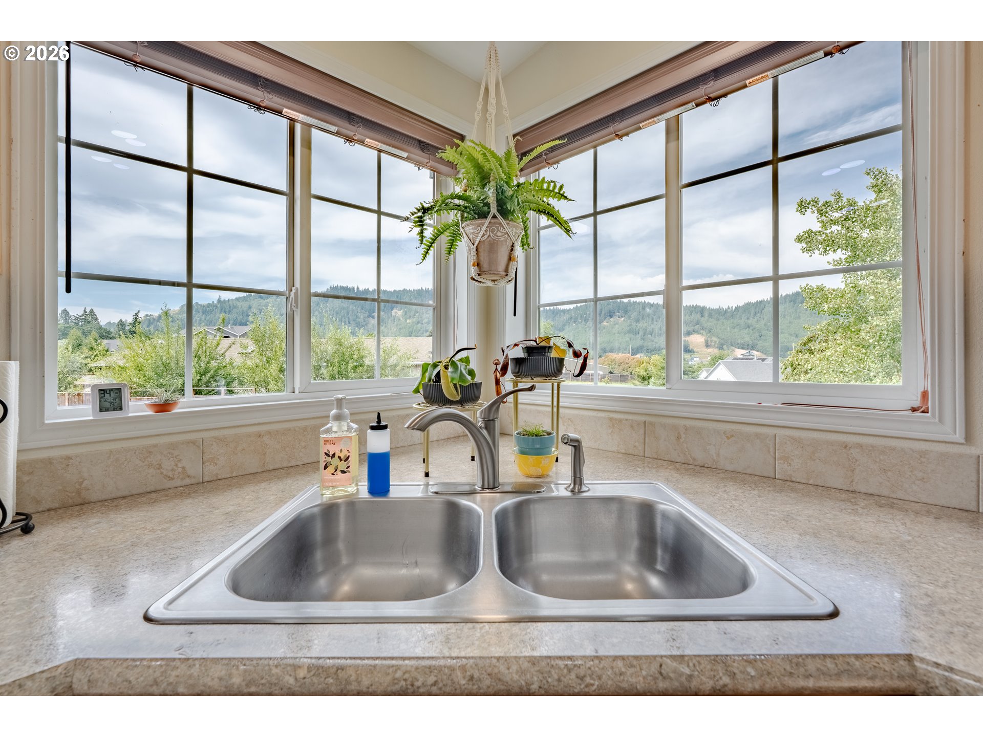 541 Cochran LN