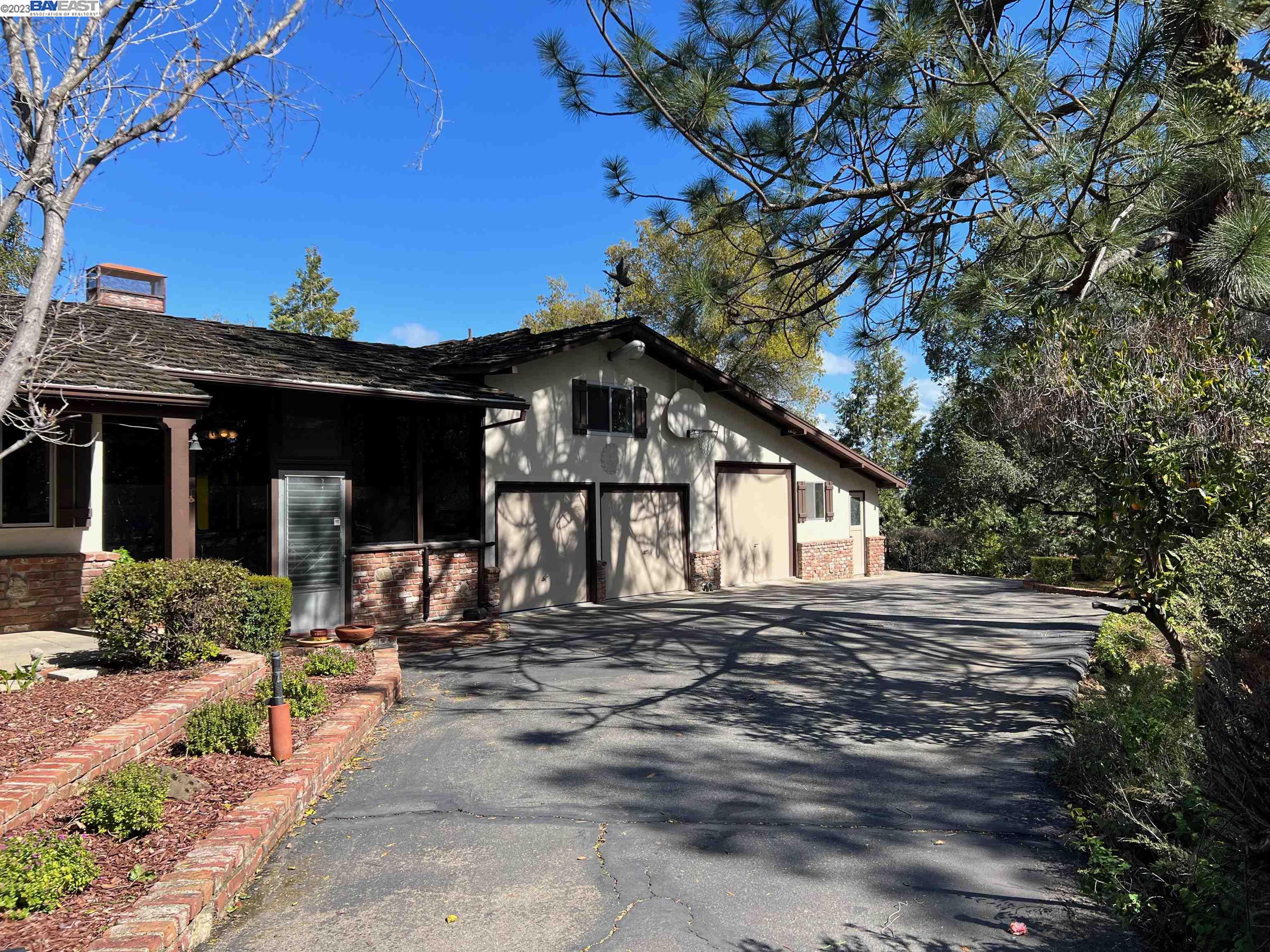 1627 Safreno St