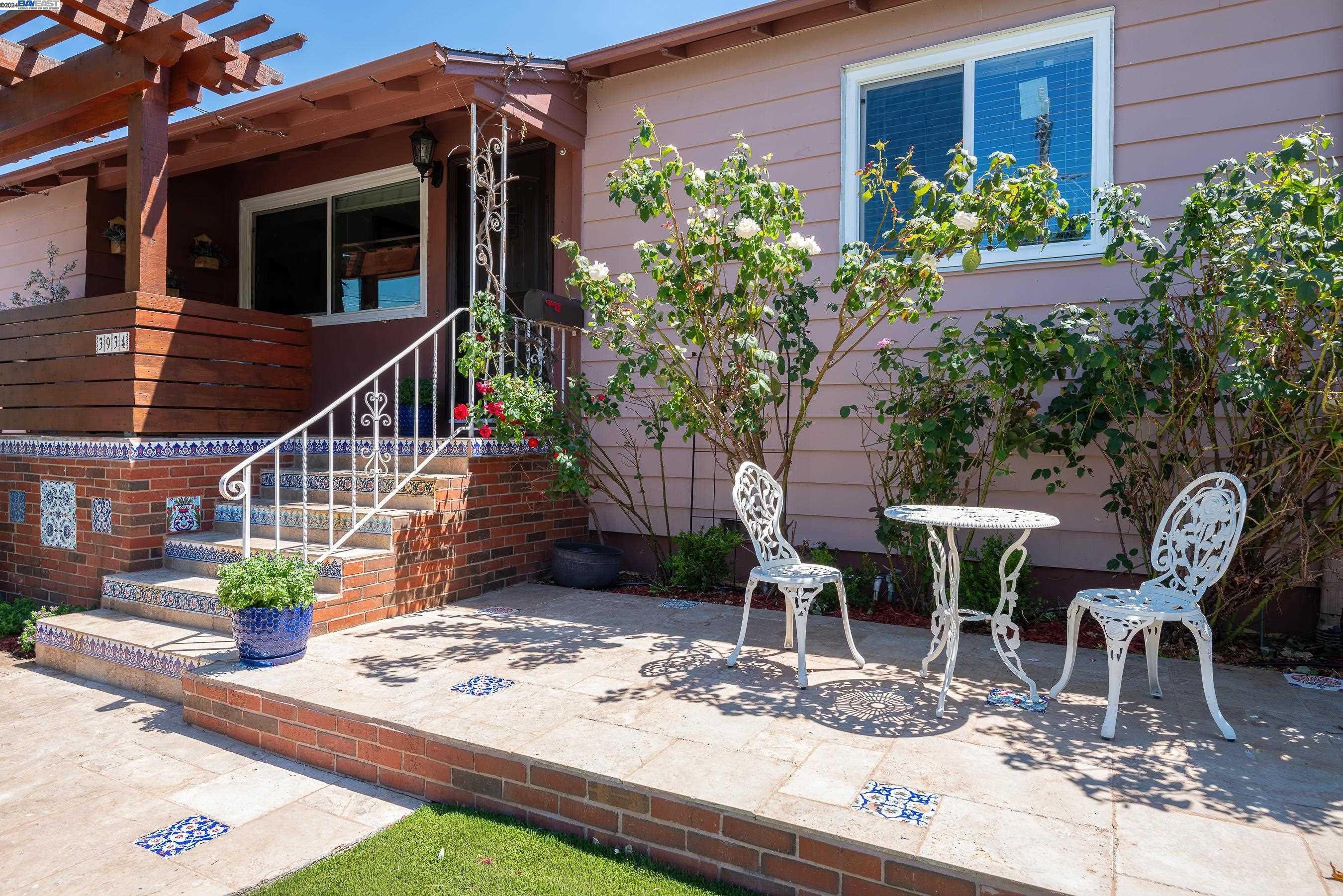 3934 Vineyard Ave