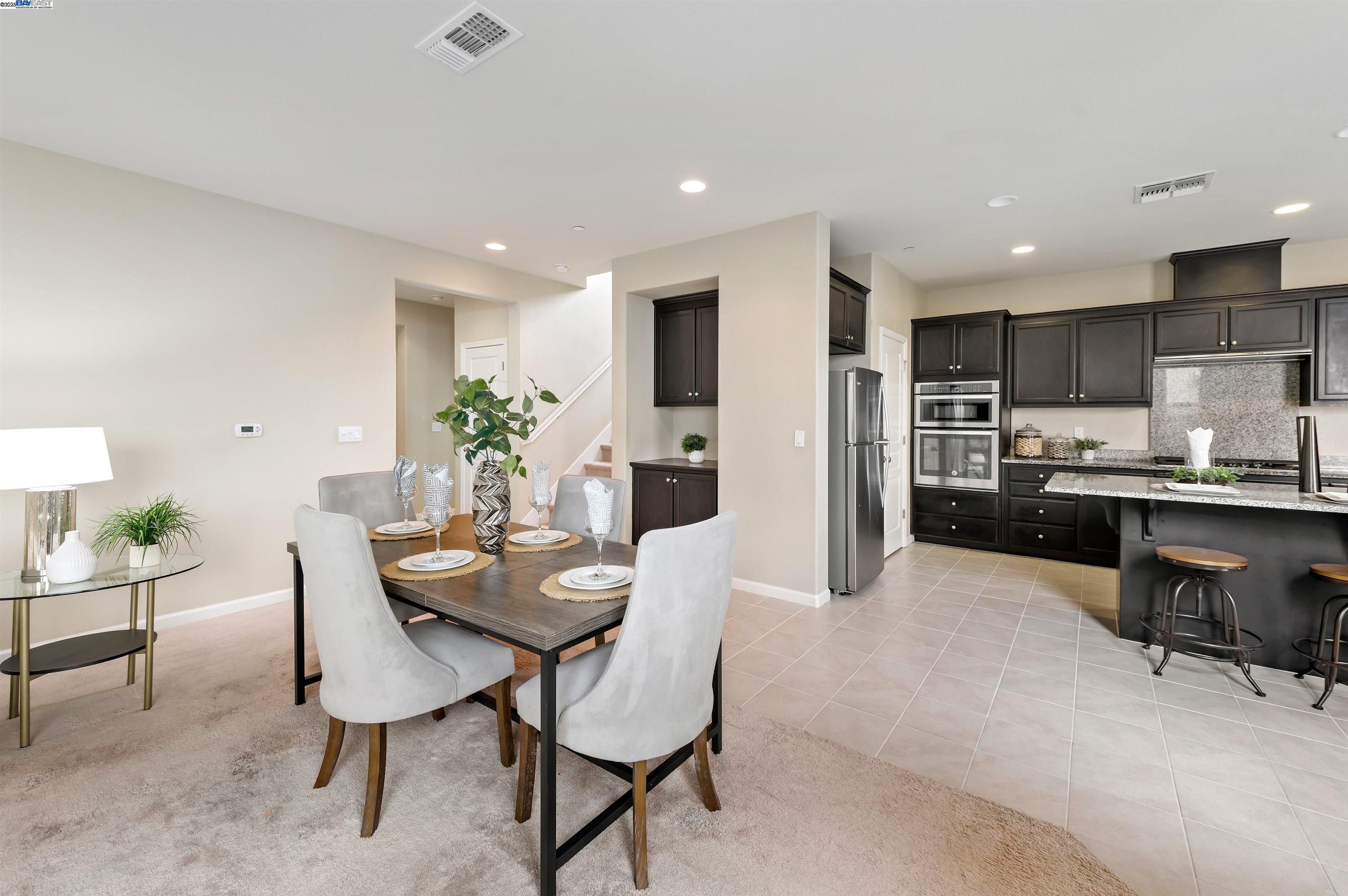 6876 Alamilla Dr