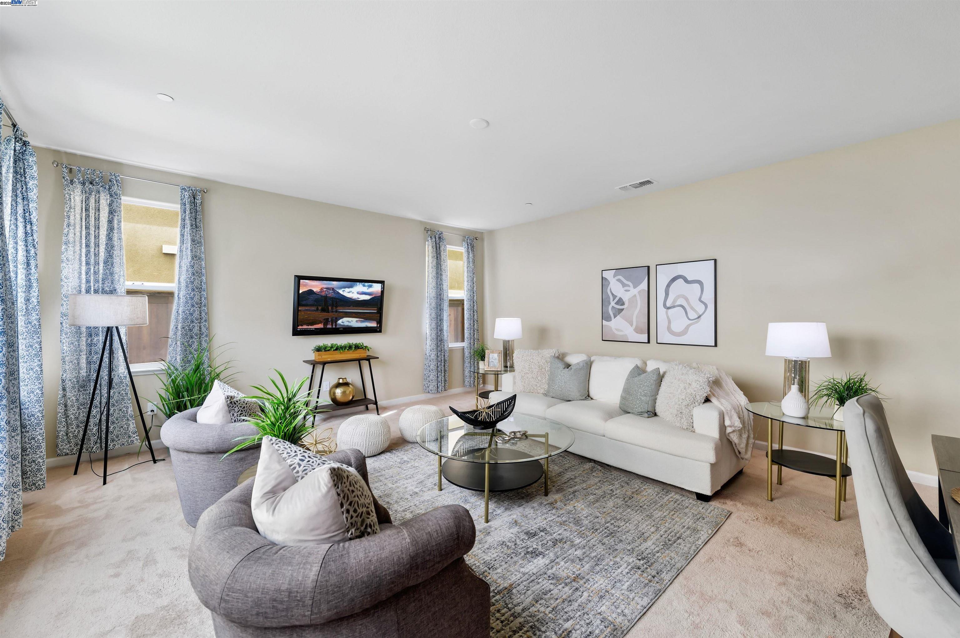 6876 Alamilla Dr