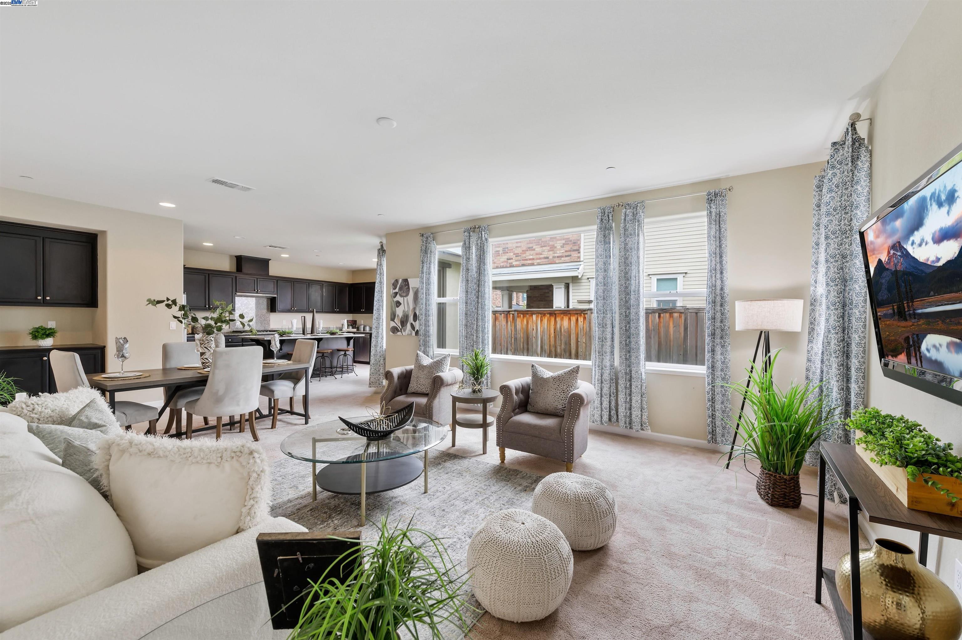 6876 Alamilla Dr