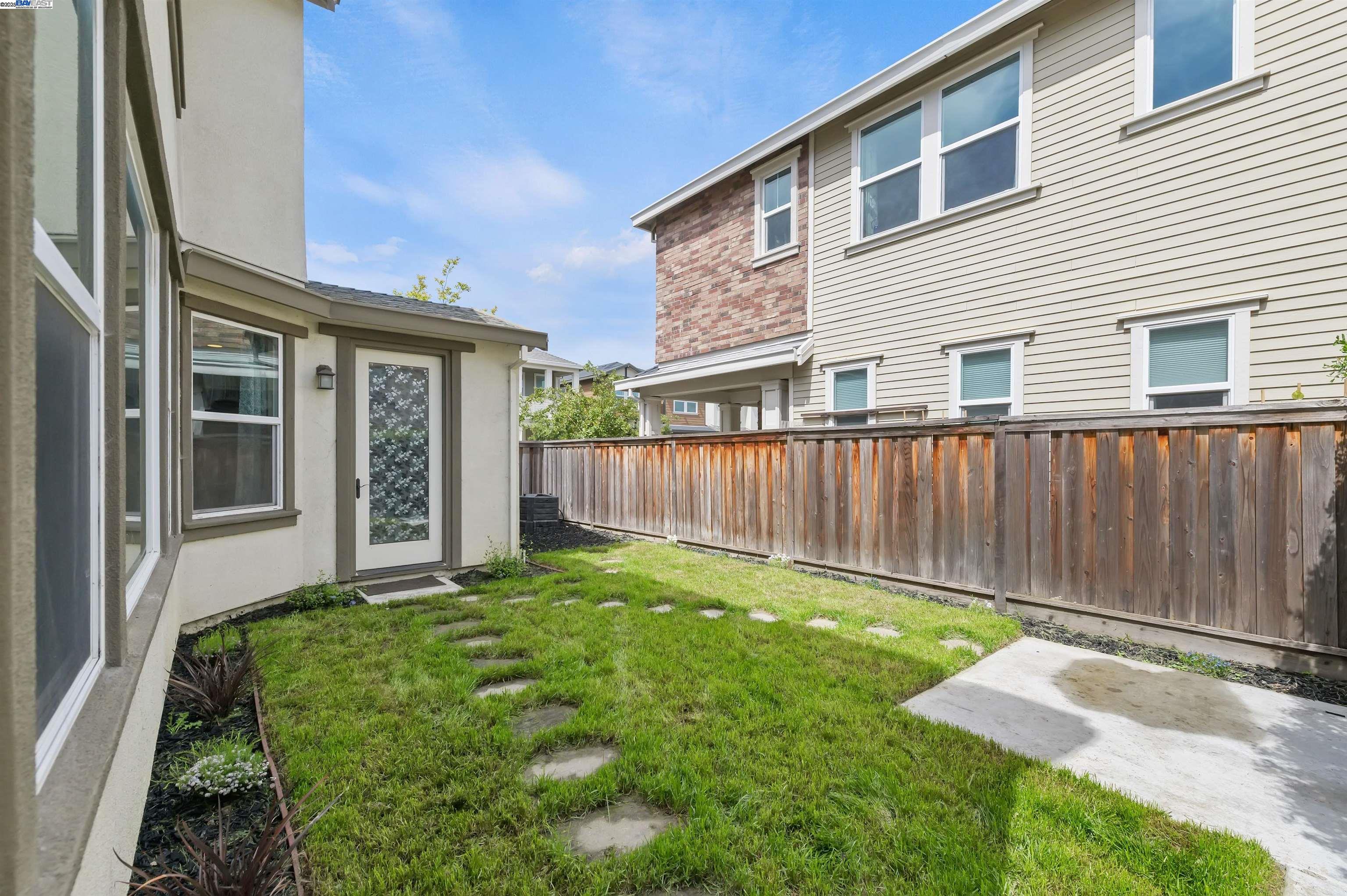6876 Alamilla Dr