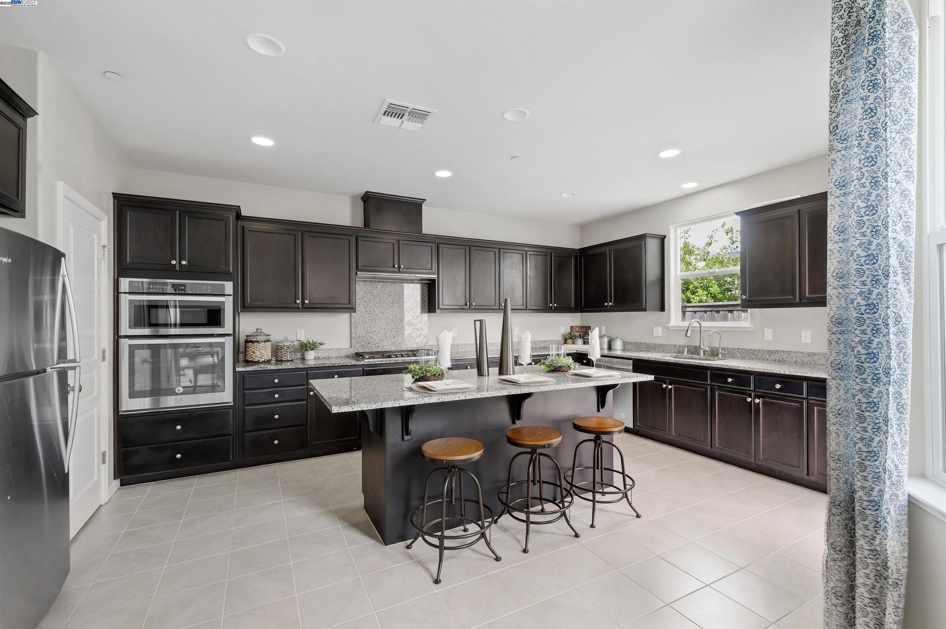 6876 Alamilla Dr