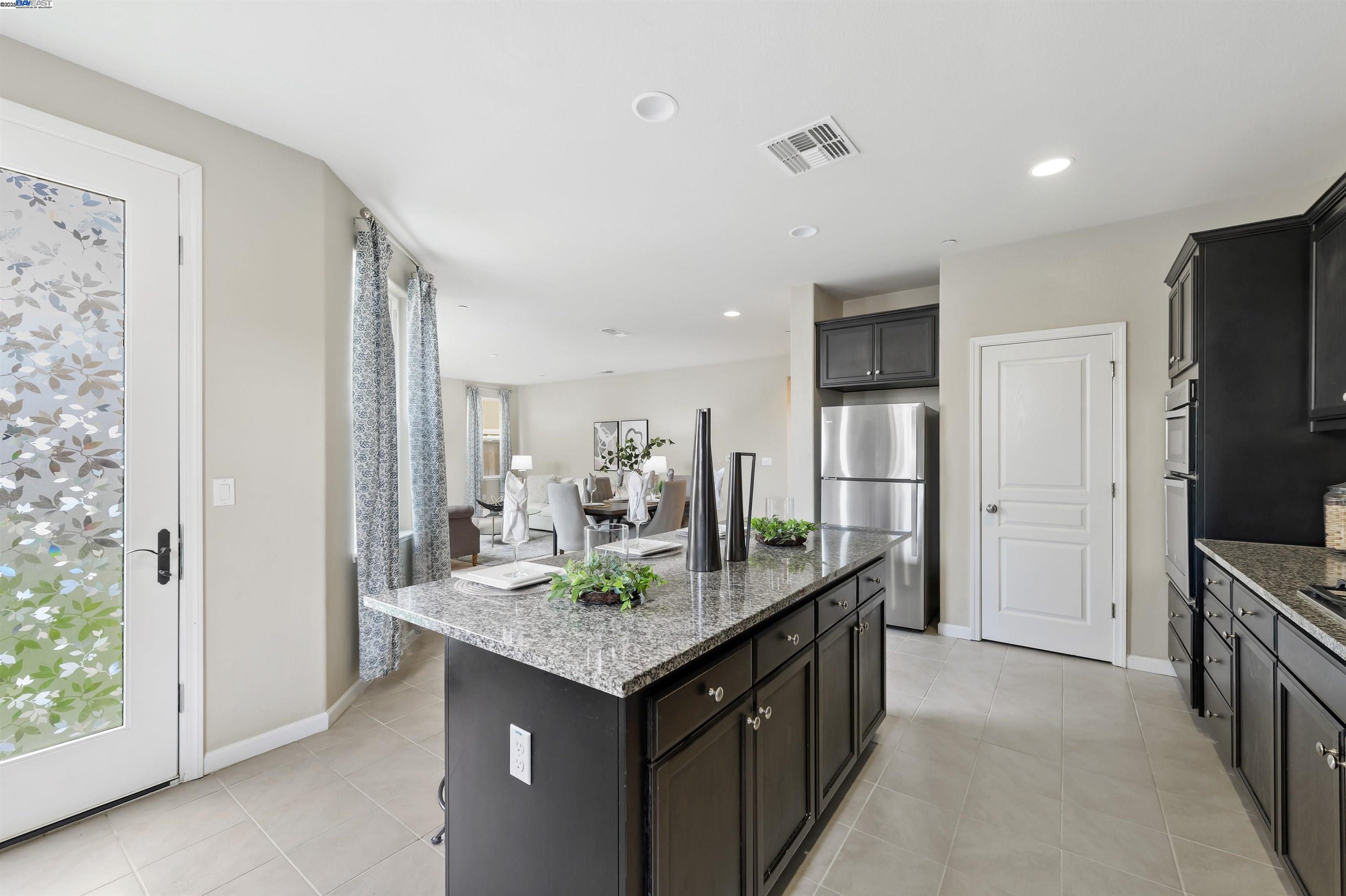 6876 Alamilla Dr