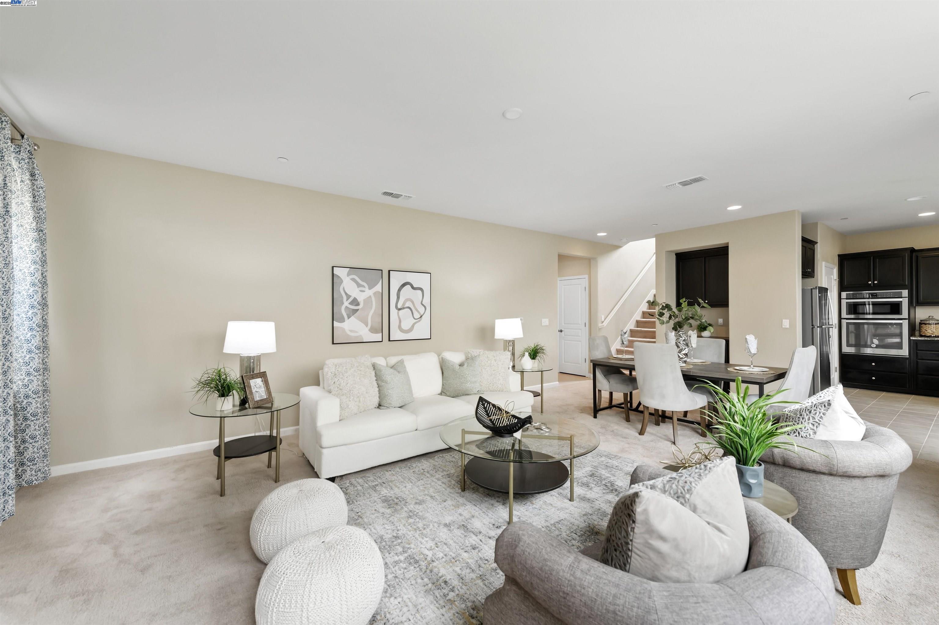 6876 Alamilla Dr