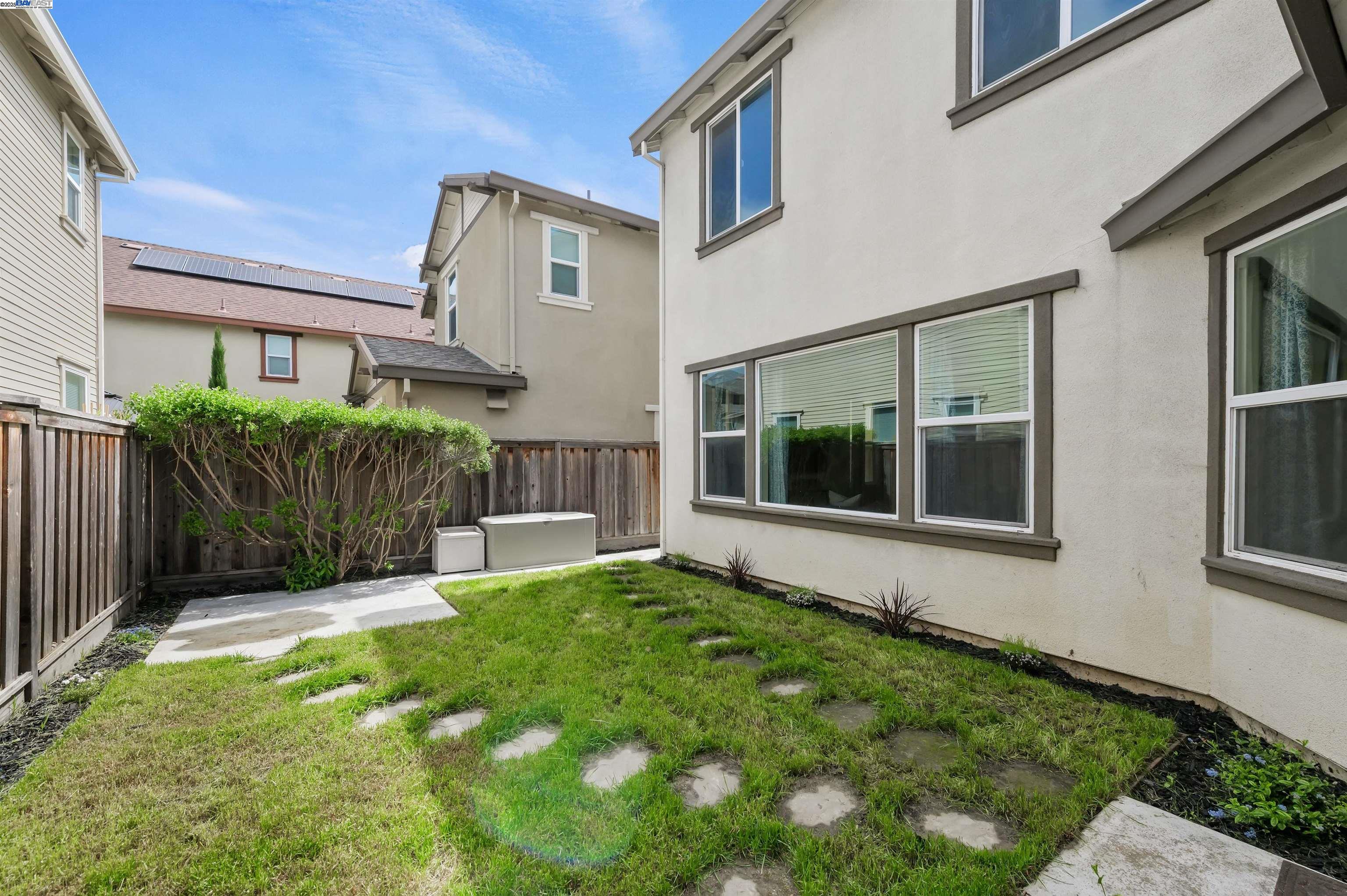 6876 Alamilla Dr