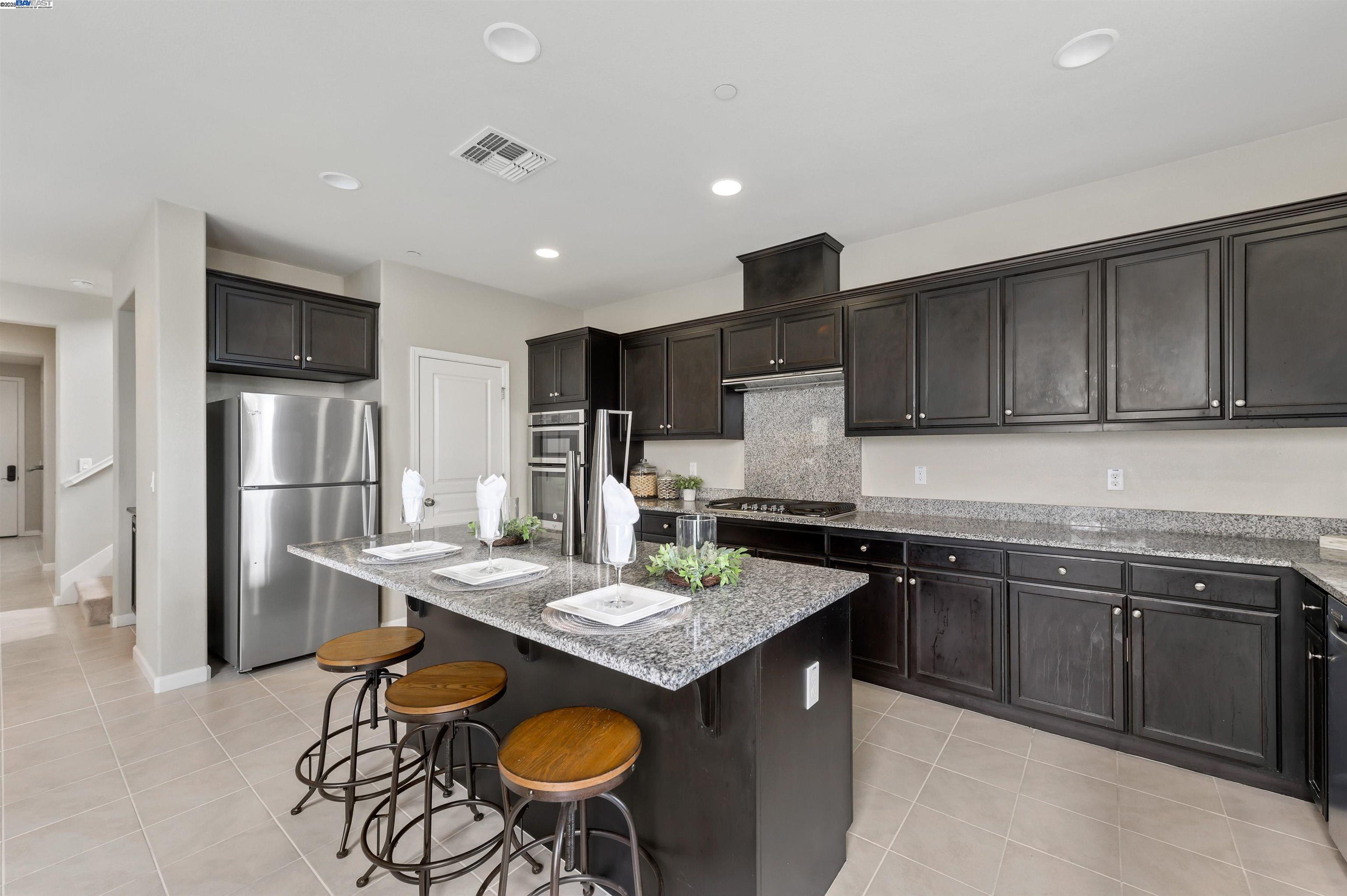 6876 Alamilla Dr