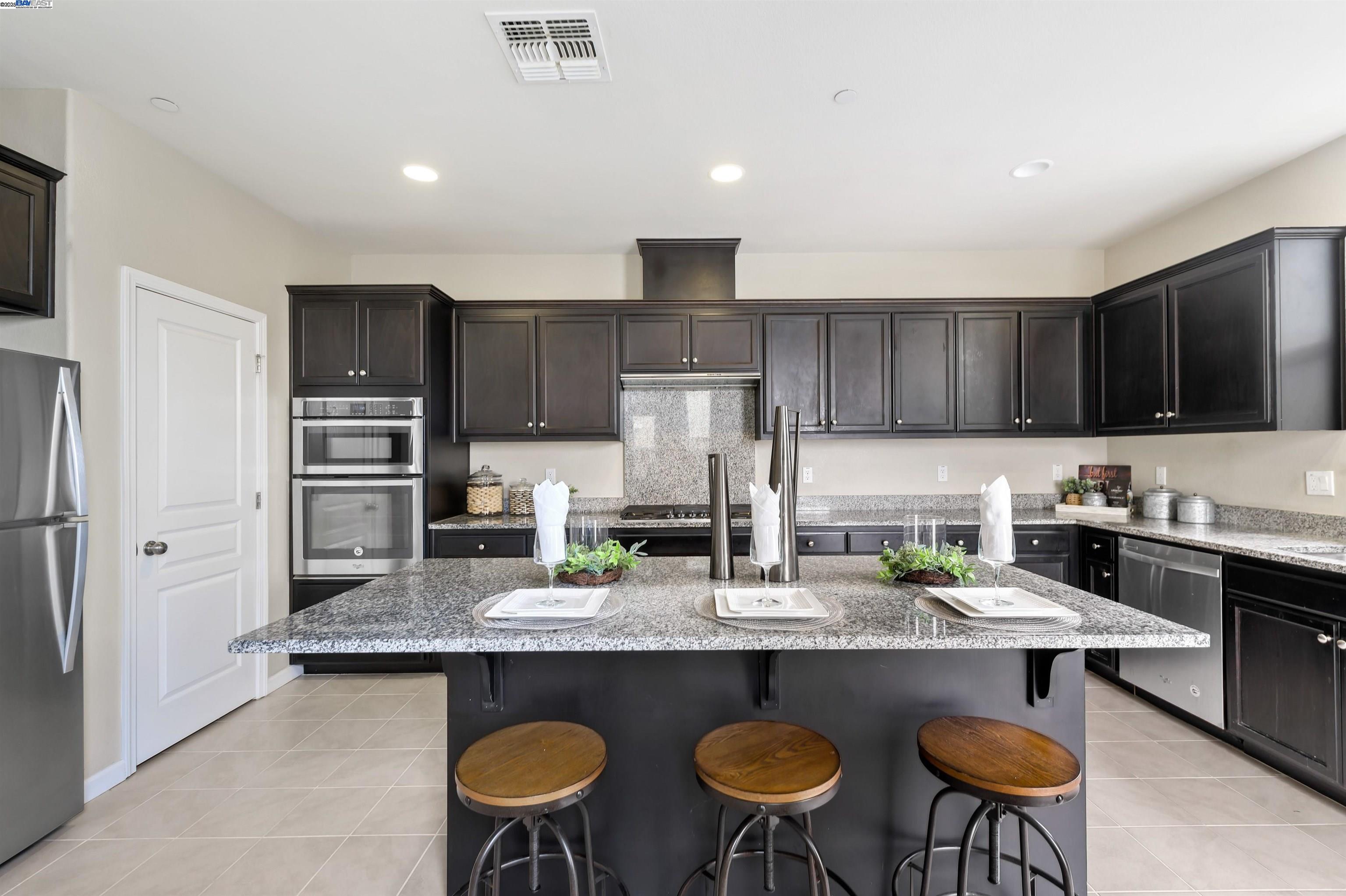 6876 Alamilla Dr