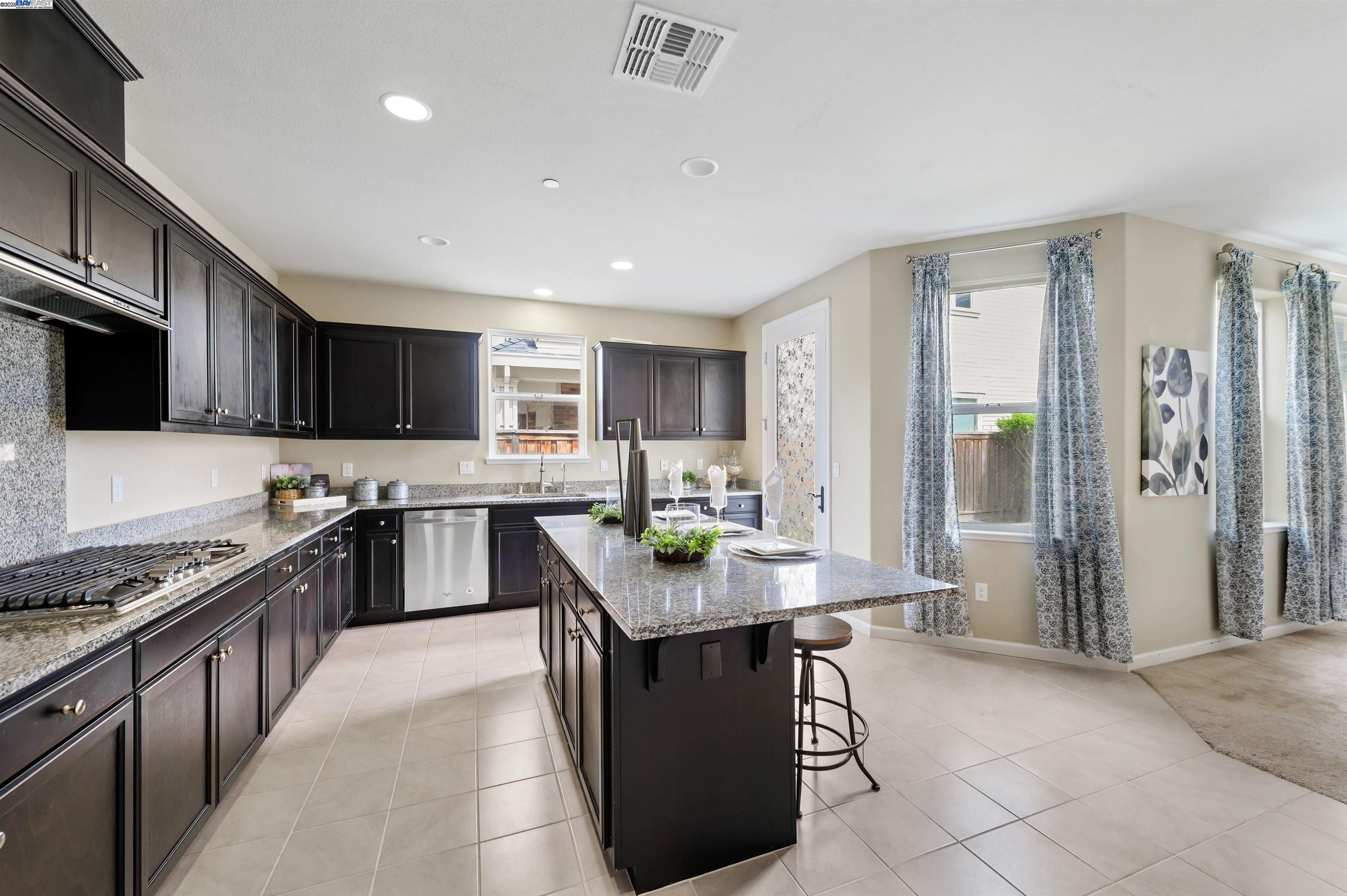 6876 Alamilla Dr
