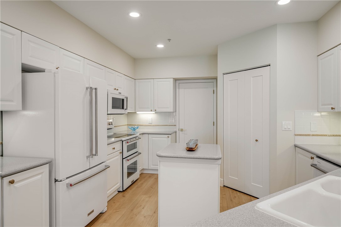 8810 S Sea Oaks Way 406