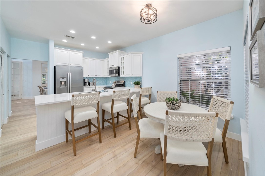 8859 Lakeside Circle