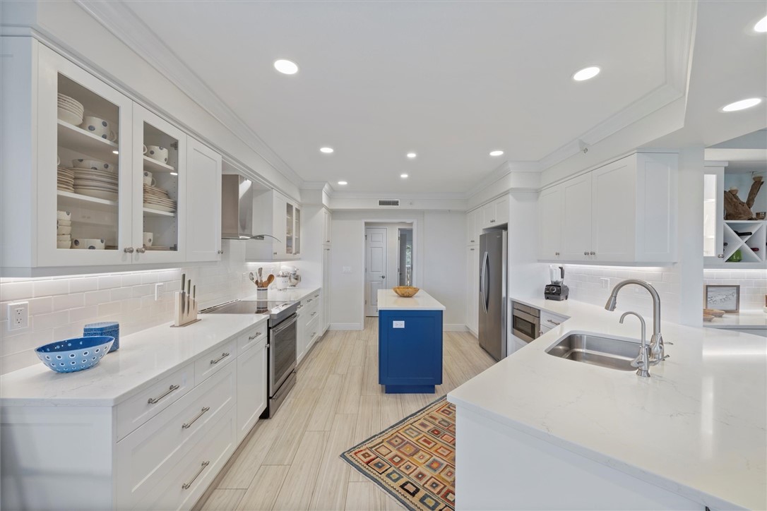 8820 S Sea Oaks Way 202