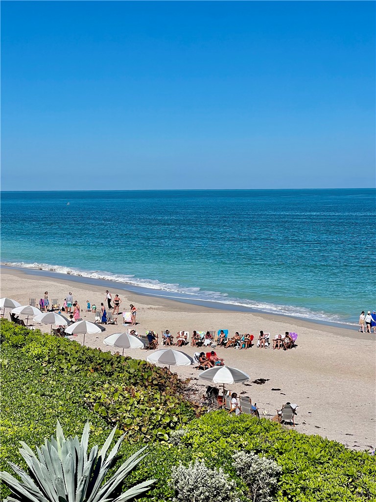 8820 Lakeside Circle