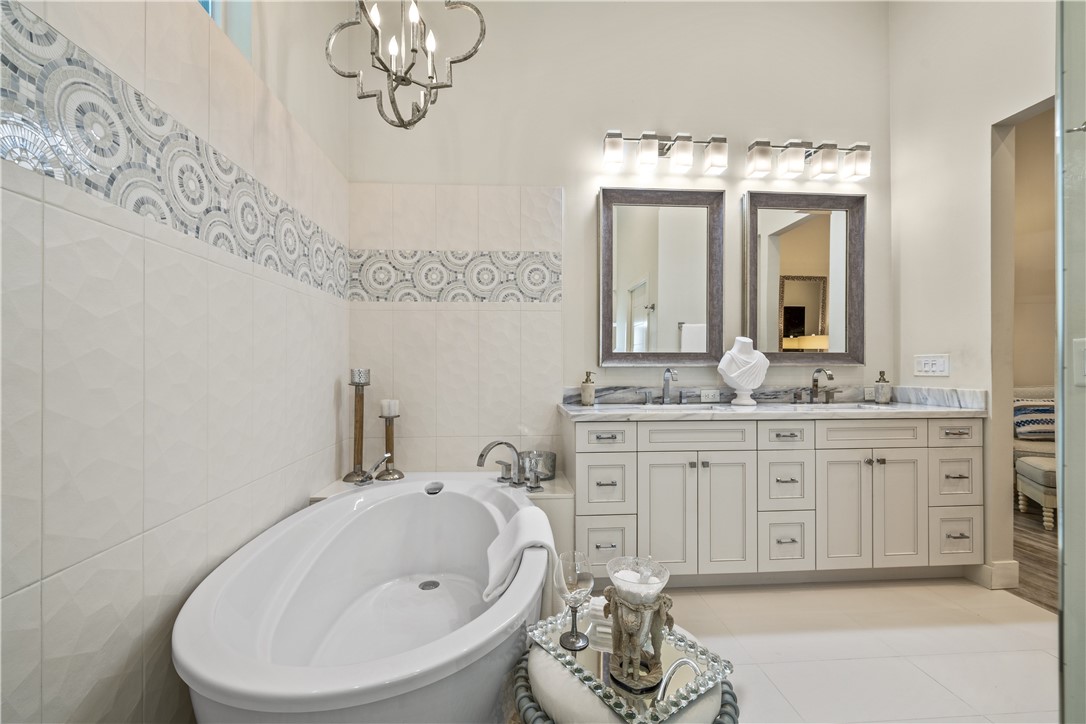 8820 Lakeside Circle