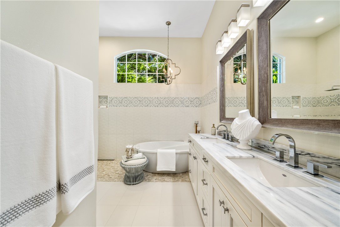 8820 Lakeside Circle