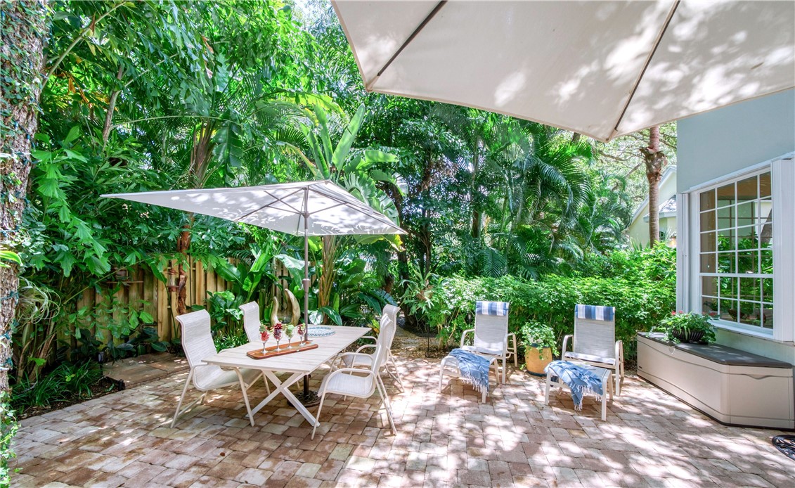 8820 Lakeside Circle