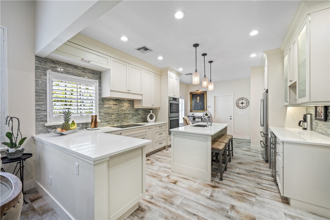 8820 Lakeside Circle