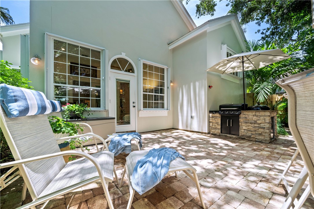 8820 Lakeside Circle