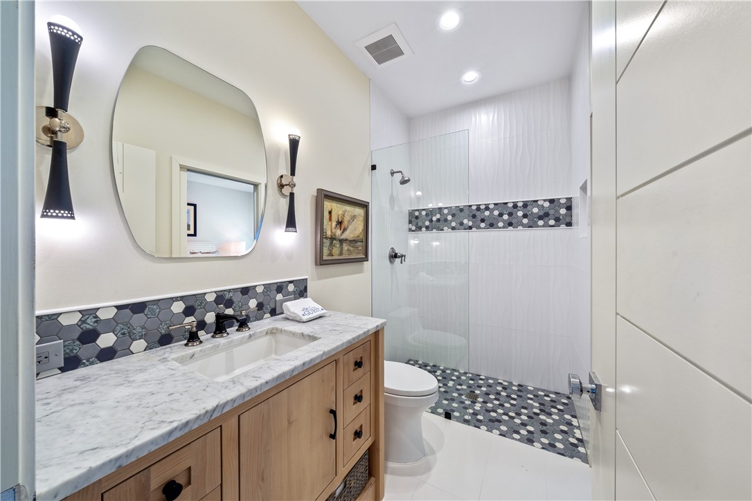 8820 Lakeside Circle