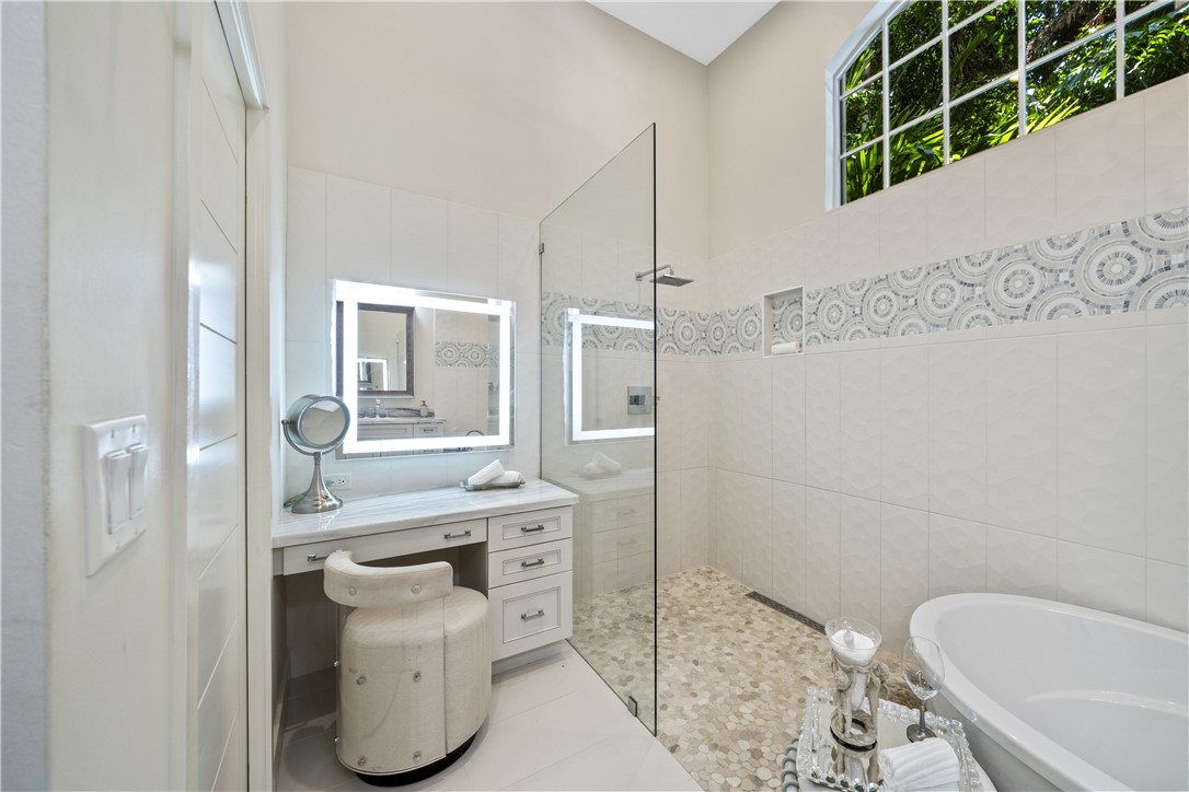 8820 Lakeside Circle