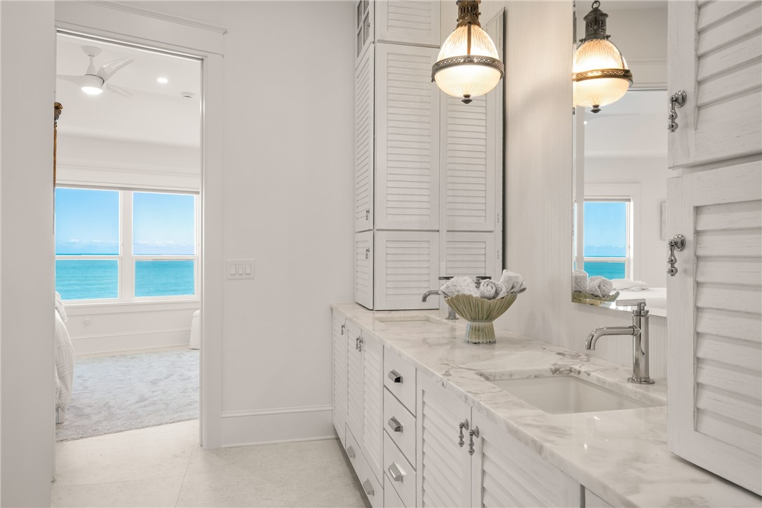 8810 S Sea Oaks Way 406