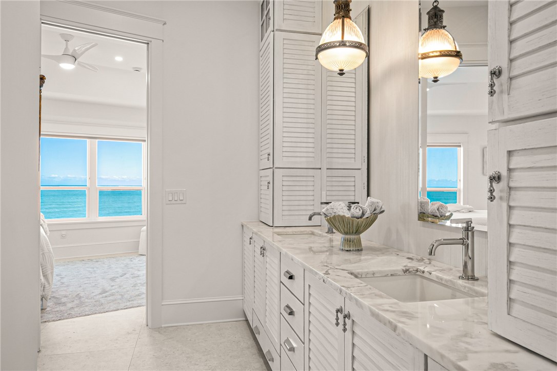 8810 S Sea Oaks Way 406