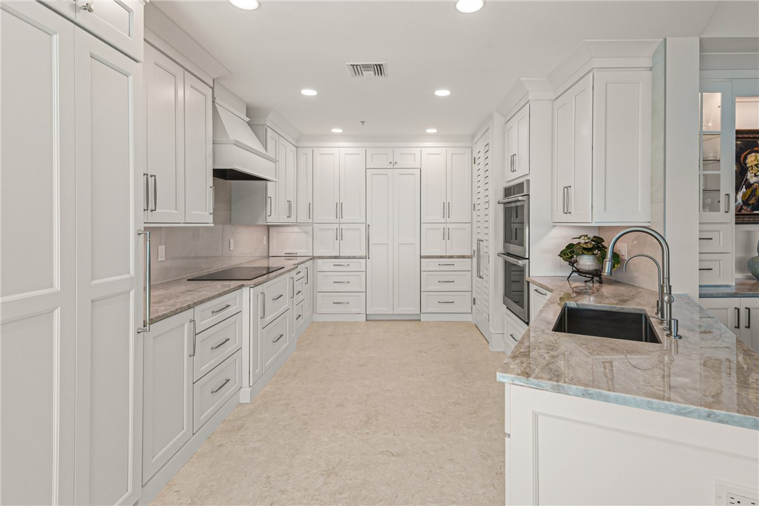 8810 S Sea Oaks Way 406