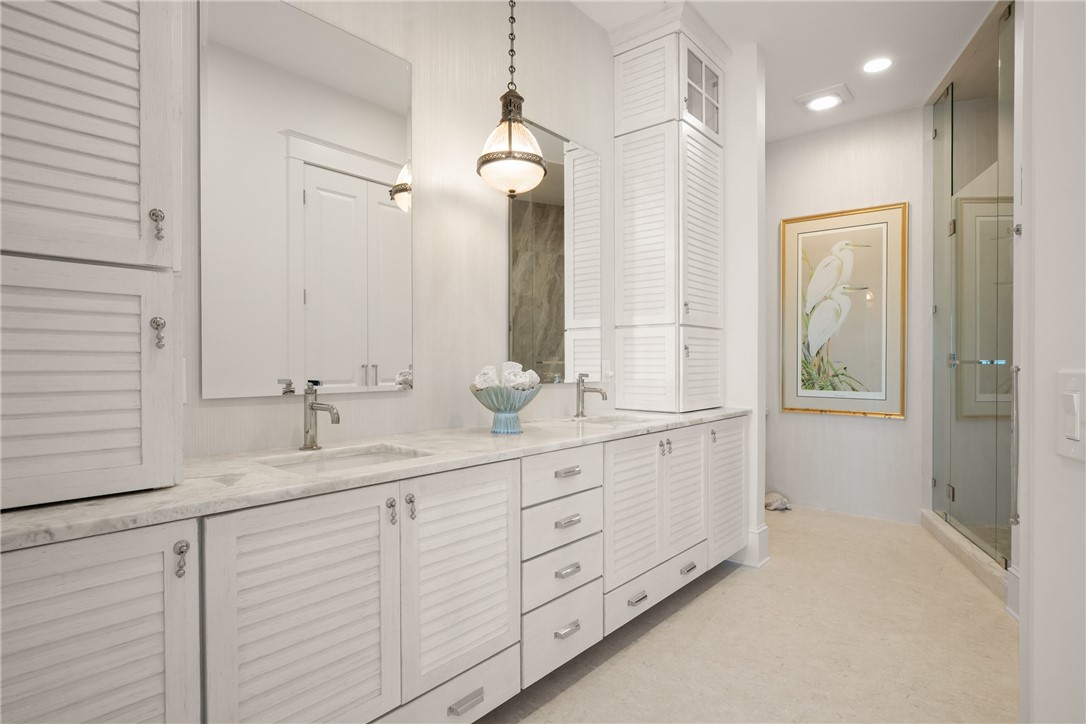 8810 S Sea Oaks Way 406