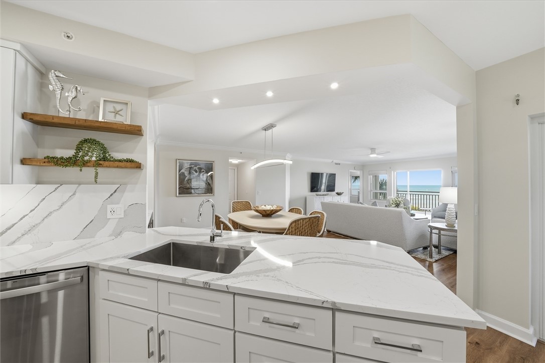 8814 S Sea Oaks Way 304