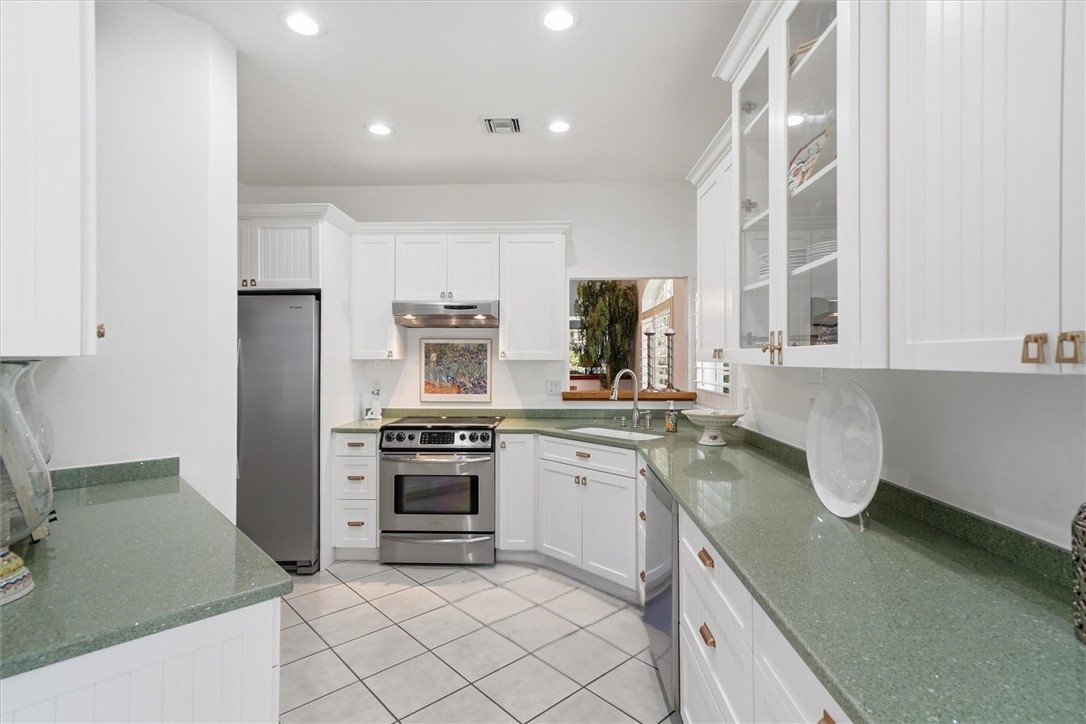 8839 Lakeside Circle