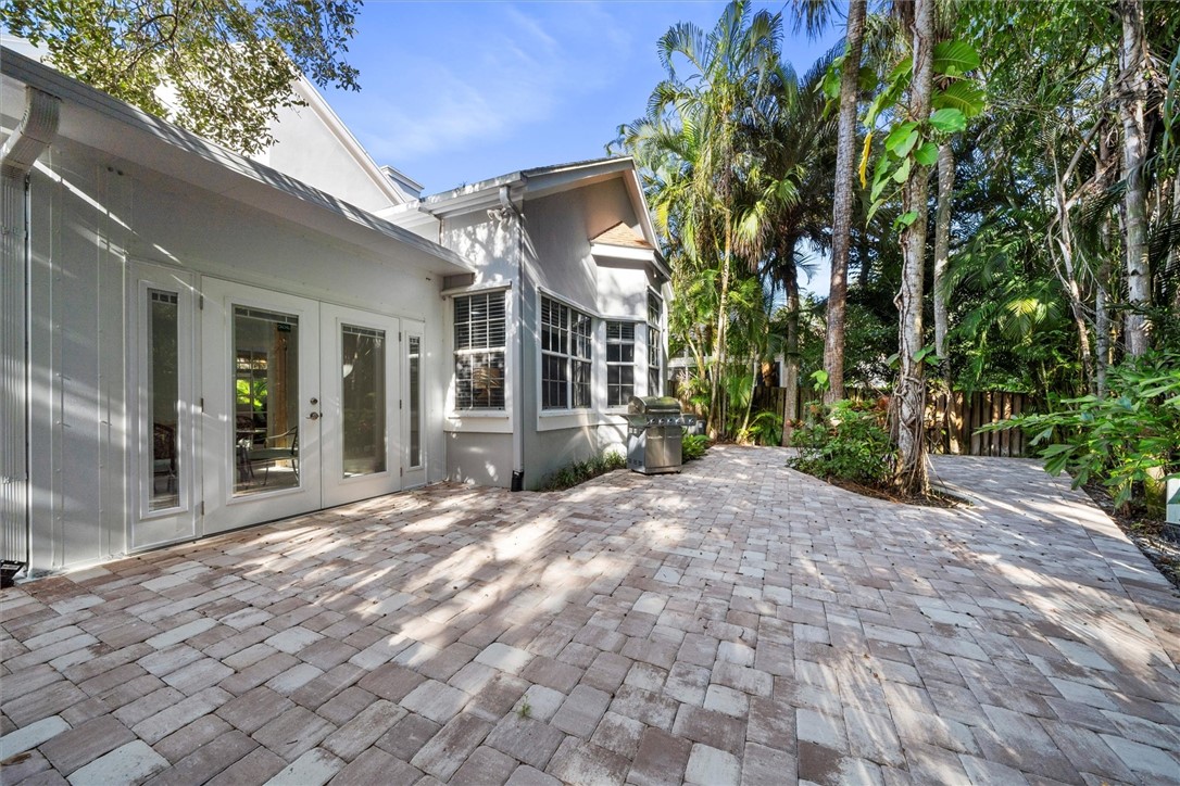 8859 Lakeside Circle