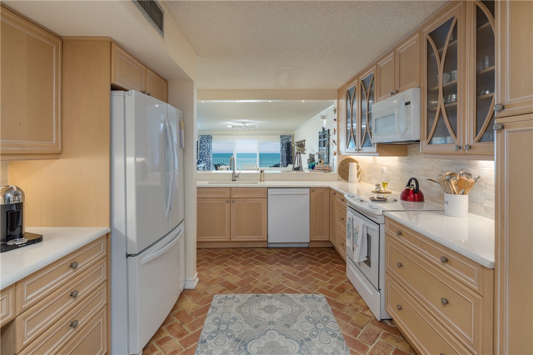 8840 S Sea Oaks Way 204