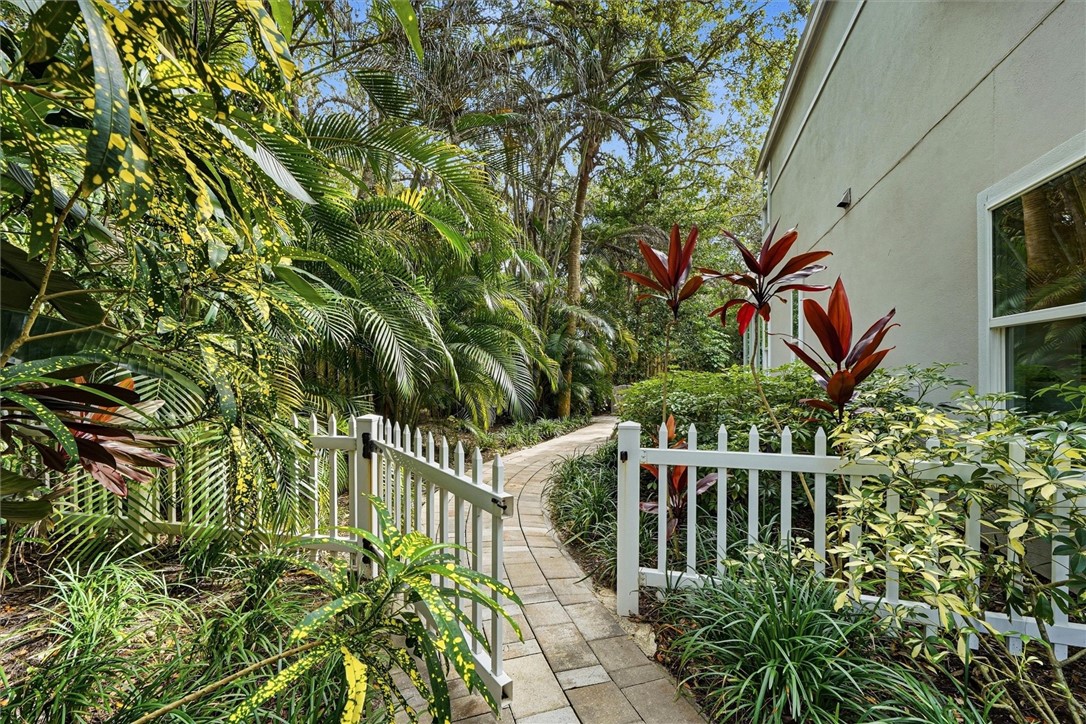 1607 Redbay Circle