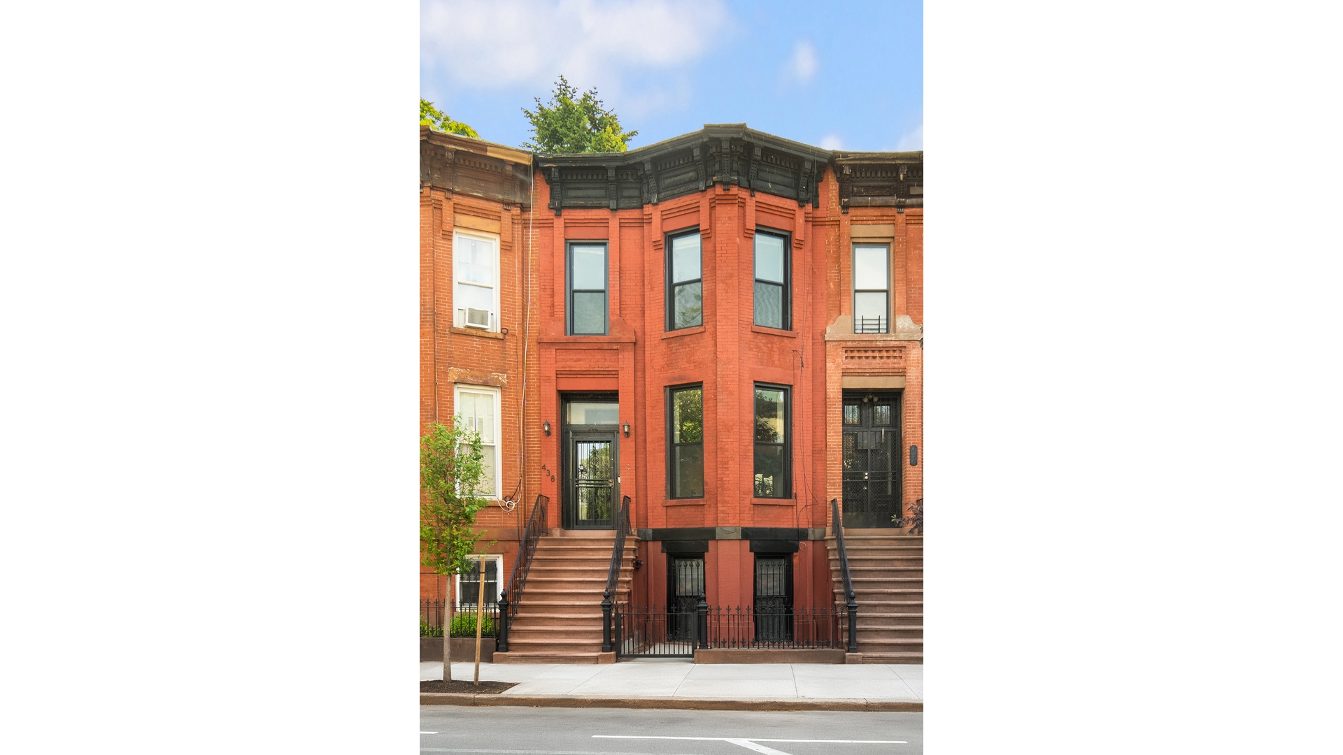 438 LEWIS Avenue