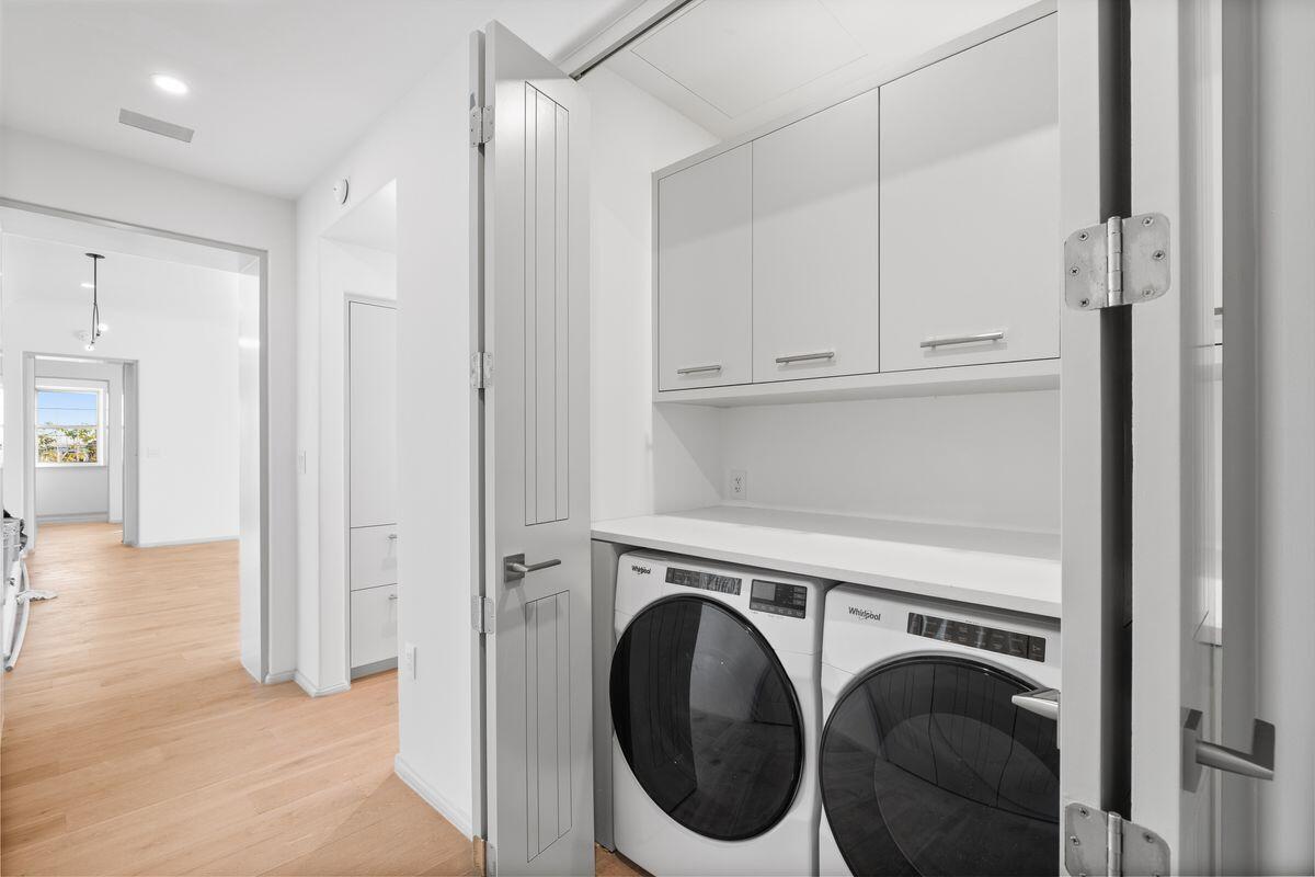 45 W Solaire Way, 208