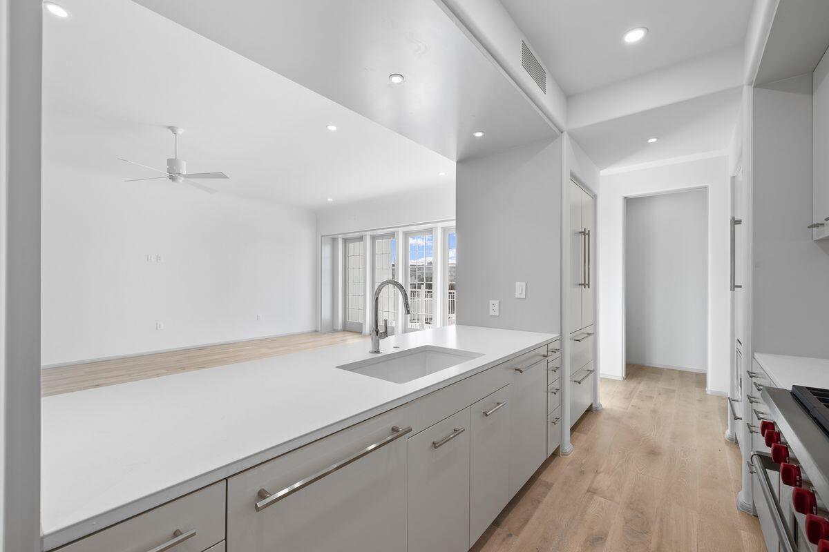 45 W Solaire Way, 208