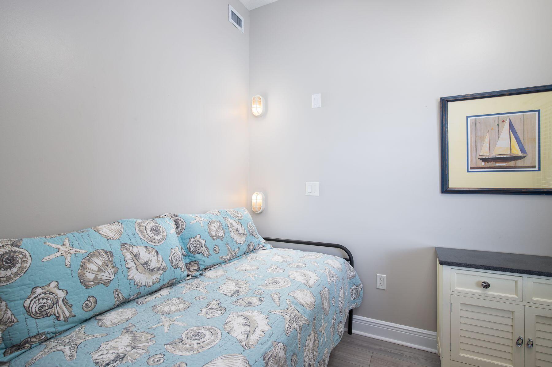 590 Santa Rosa Boulevard, 605