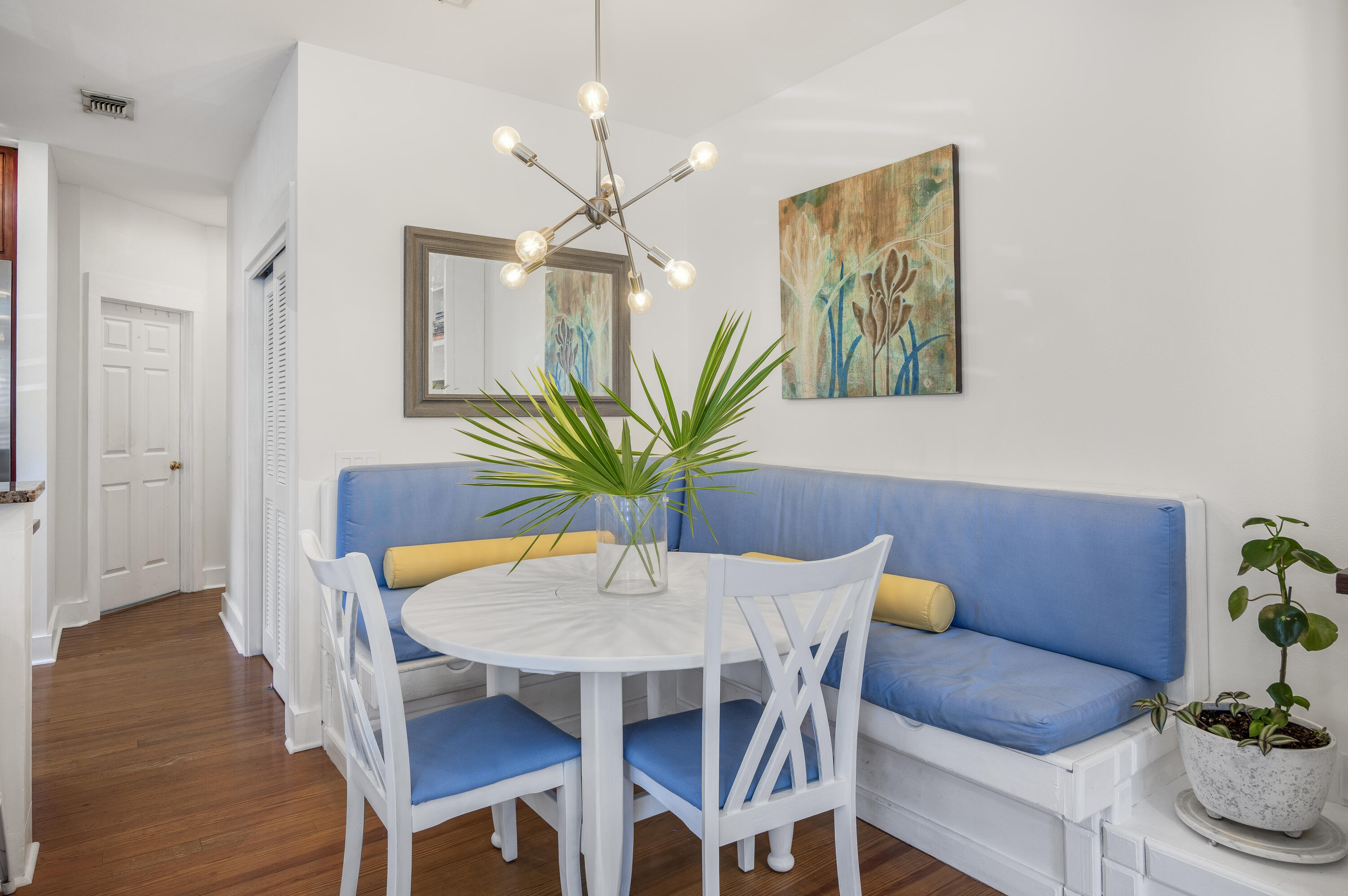 253 N Andalusia Avenue