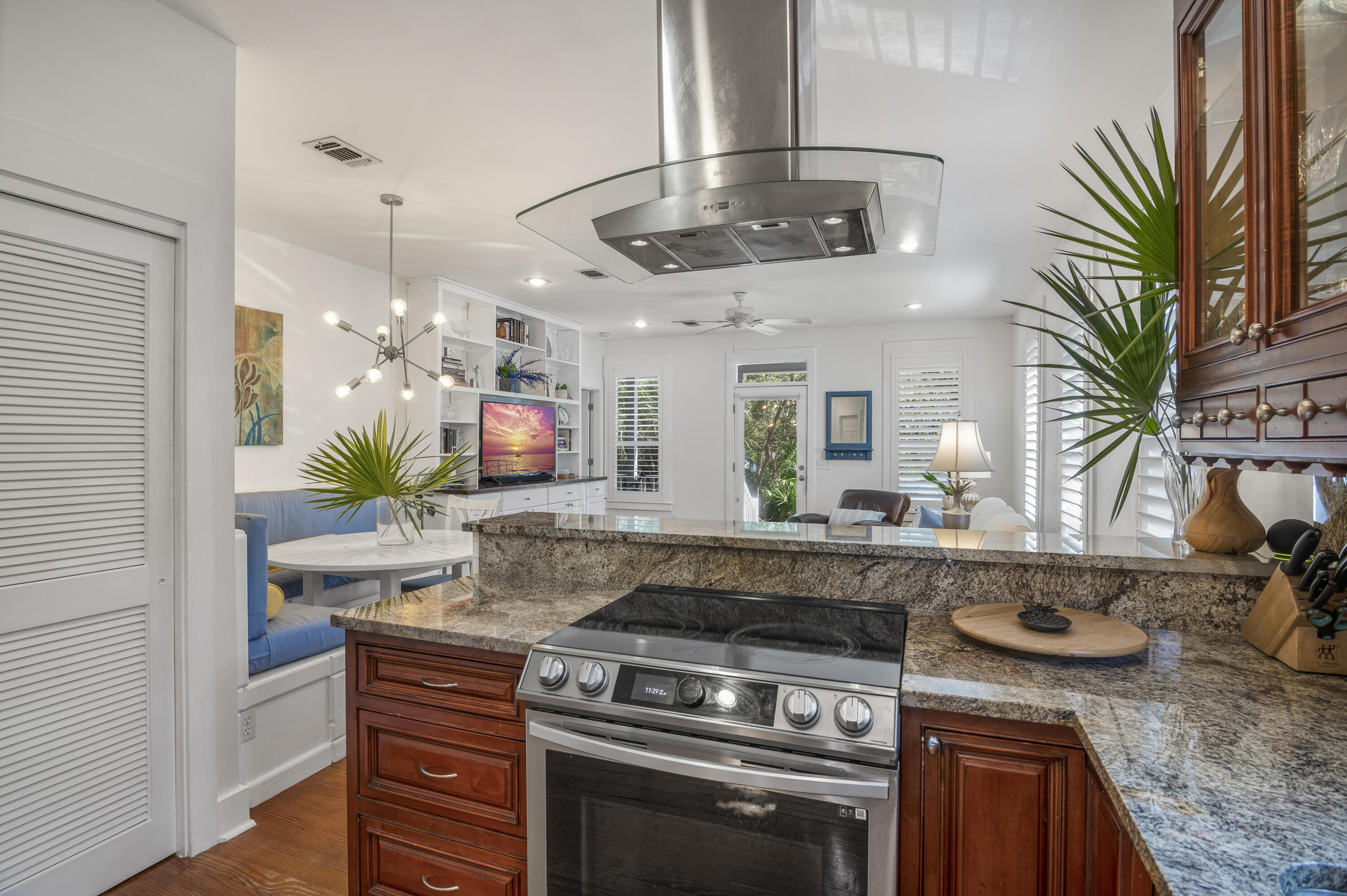 253 N Andalusia Avenue