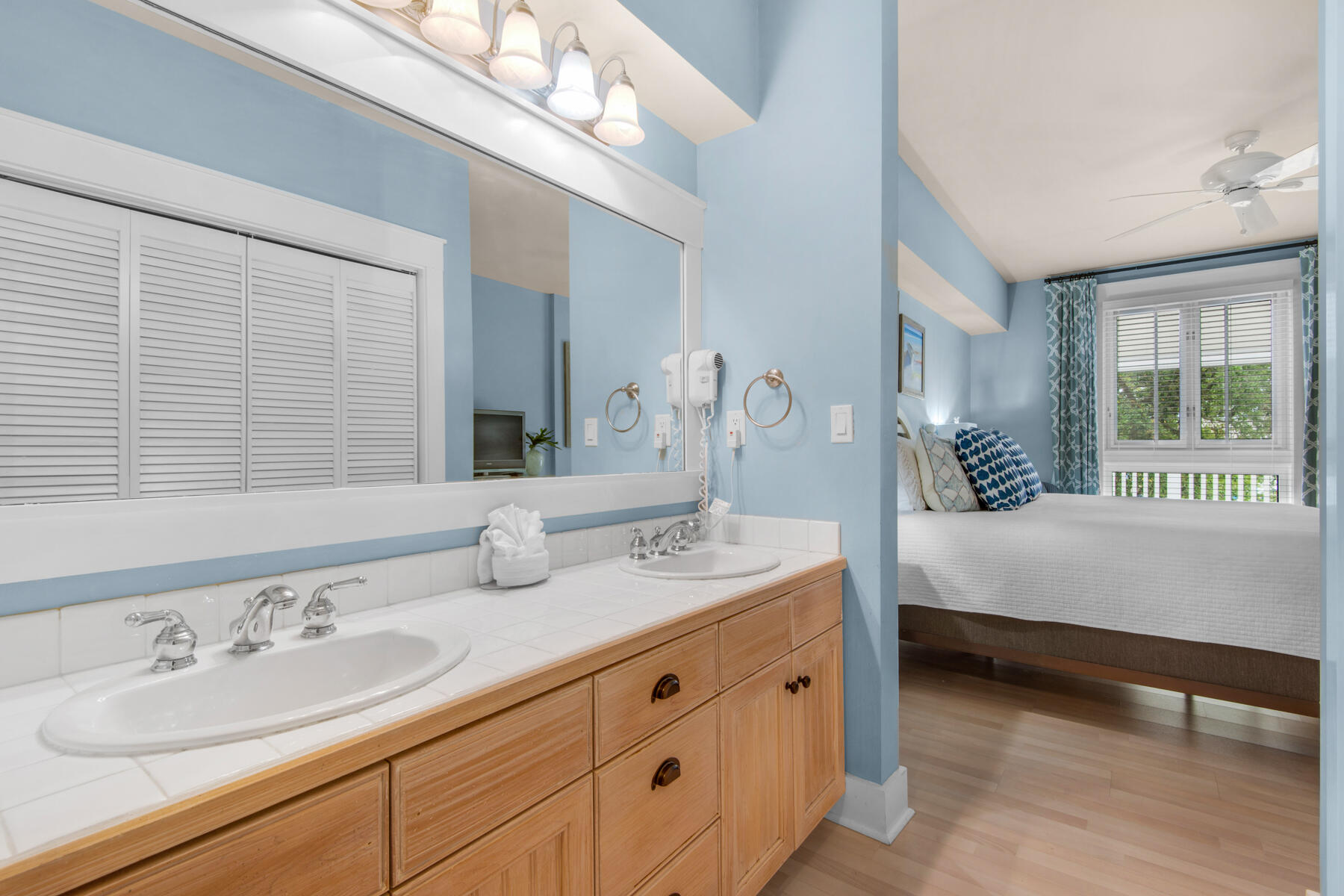 9100 Baytowne Wharf Boulevard, 270/272