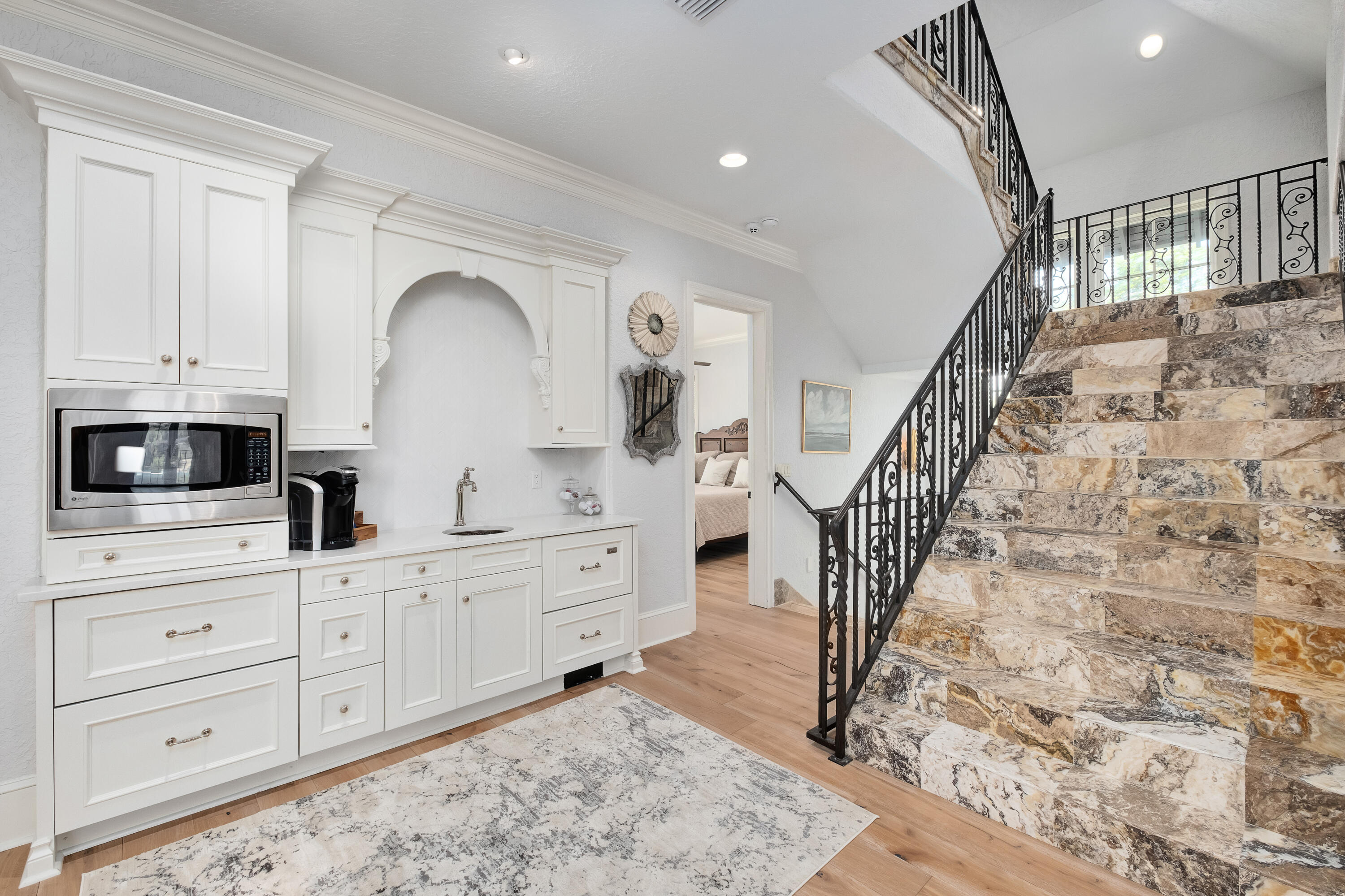 231 W Bermuda Drive