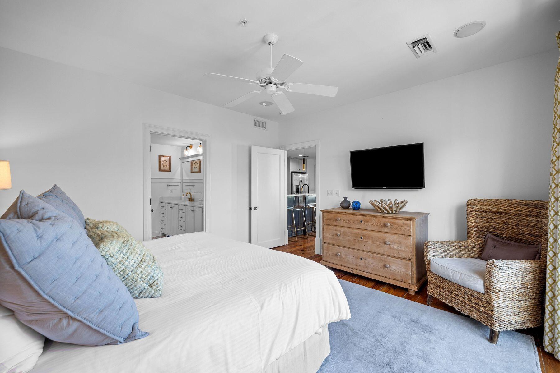 34 N Barrett Square, 2E