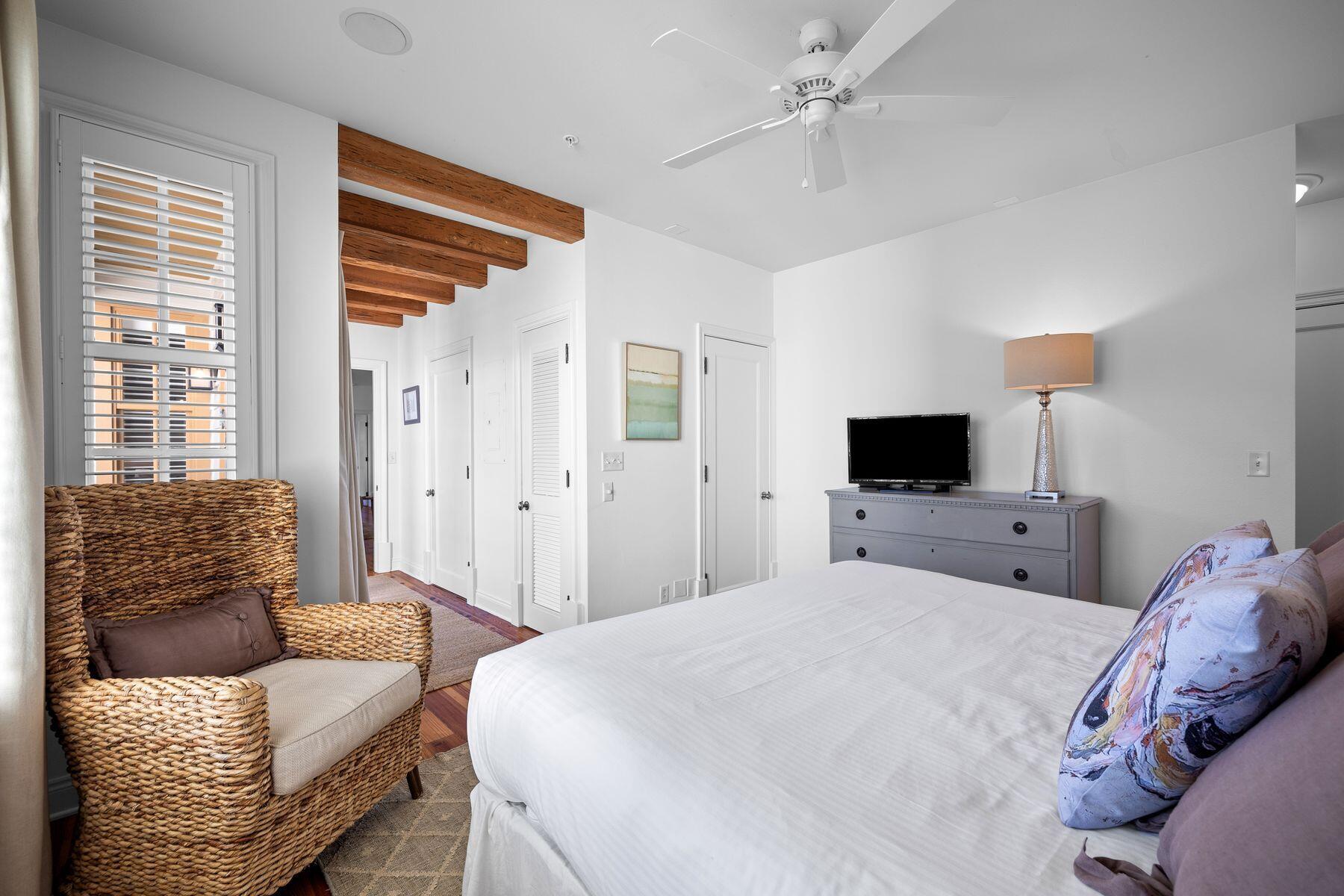 34 N Barrett Square, 2E