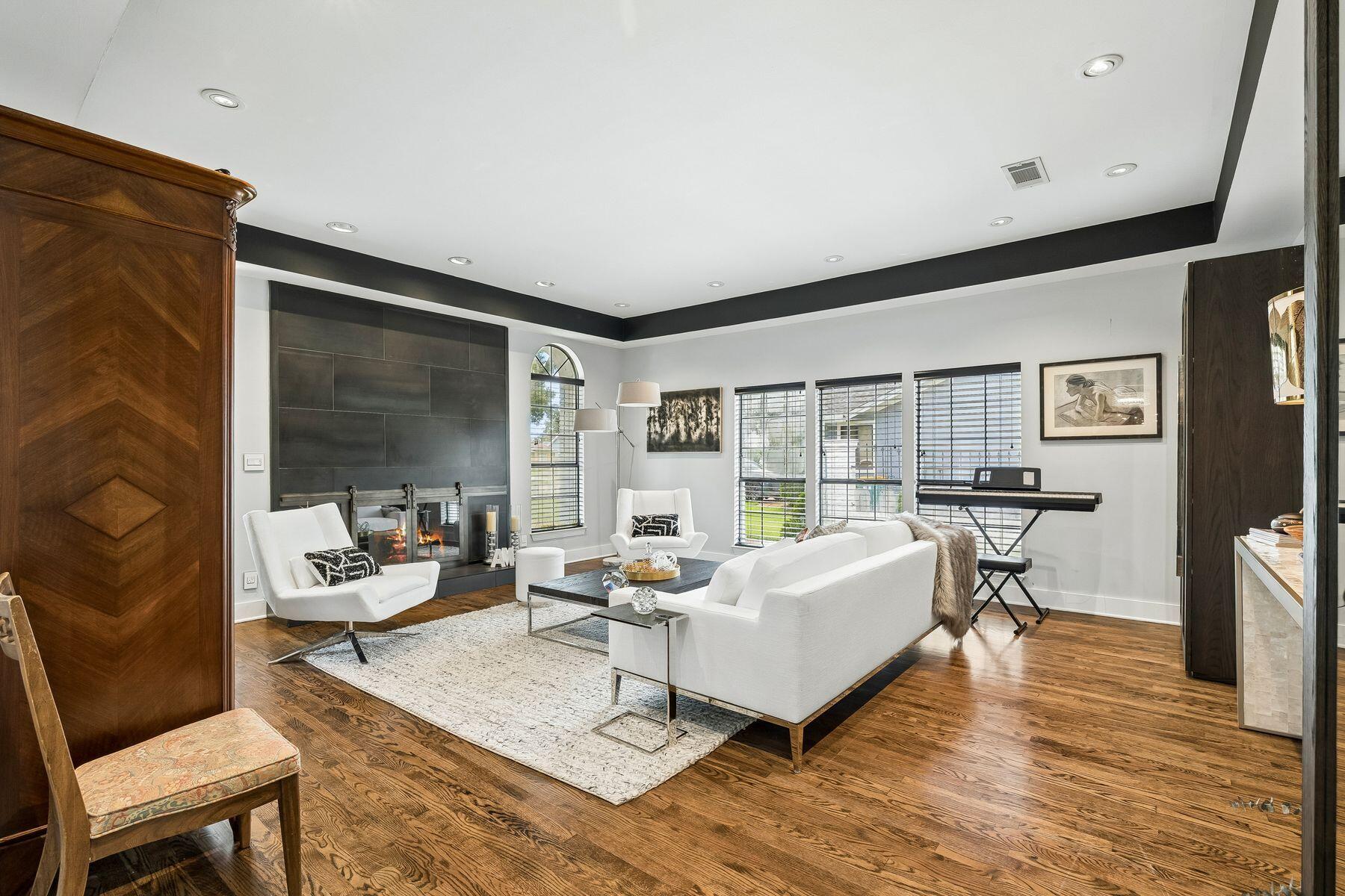 145 W Country Club Drive