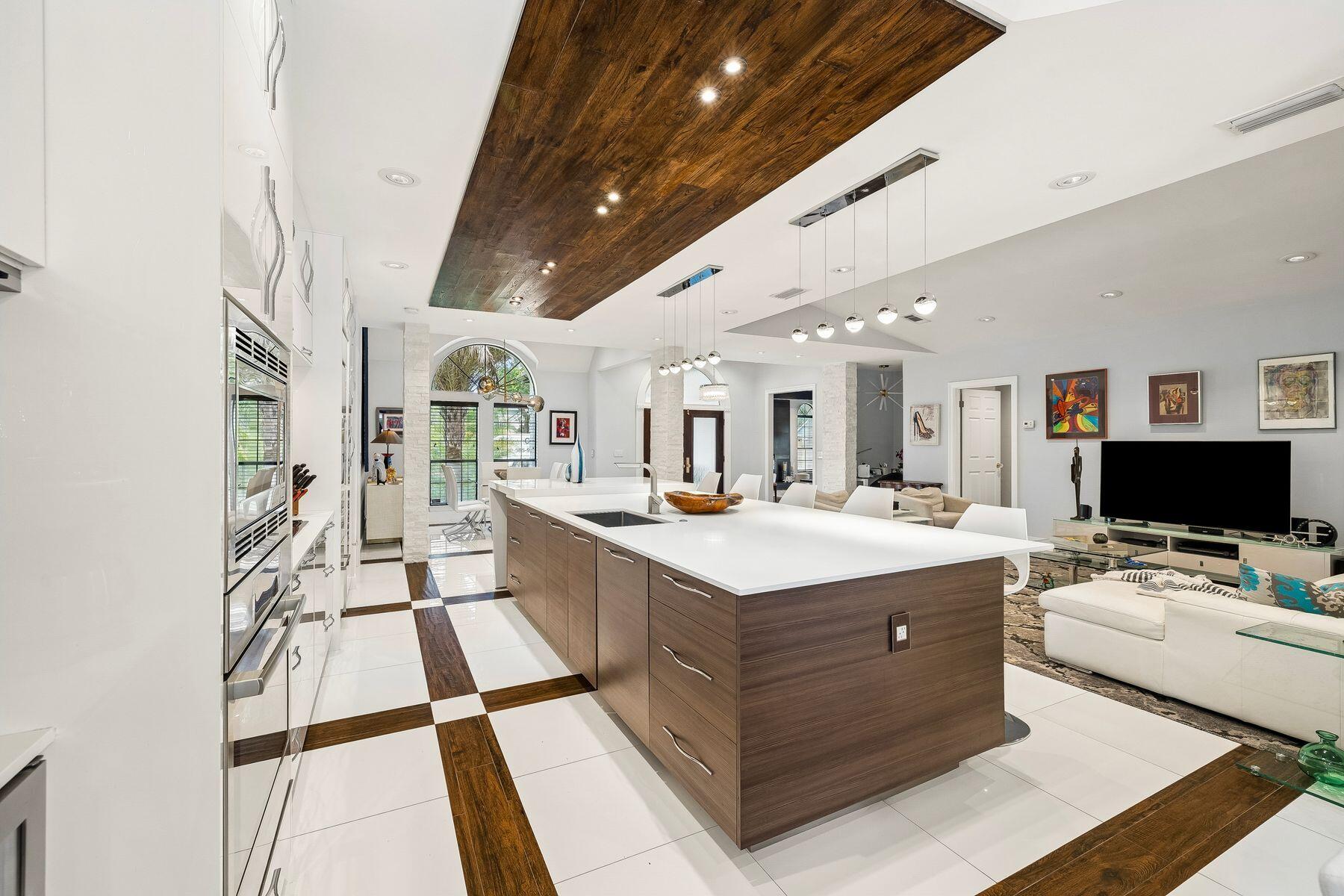 145 W Country Club Drive